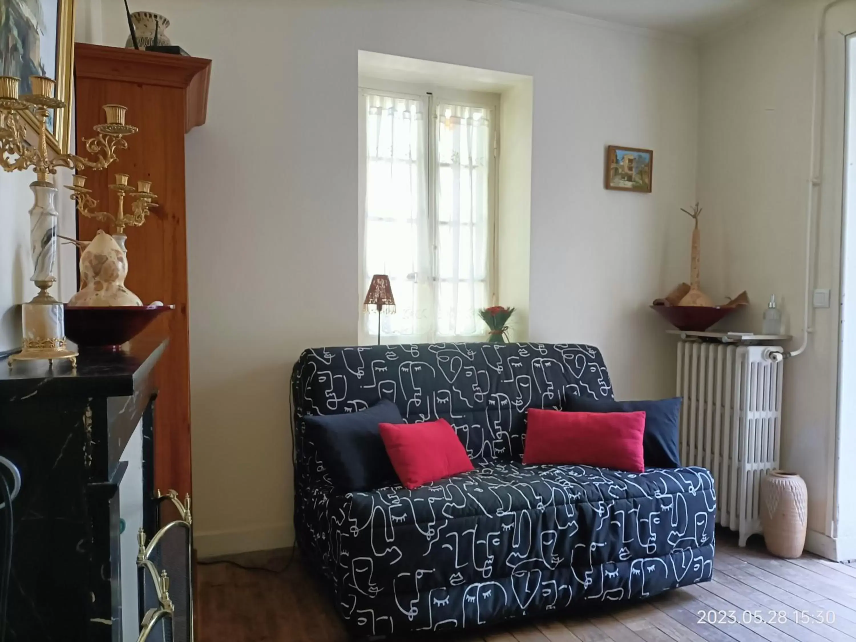 Bed, Seating Area in VILLA ESPERANZA Suite de 2 à 4 personnes proche Zoo de Beauval et châteaux de La Loire