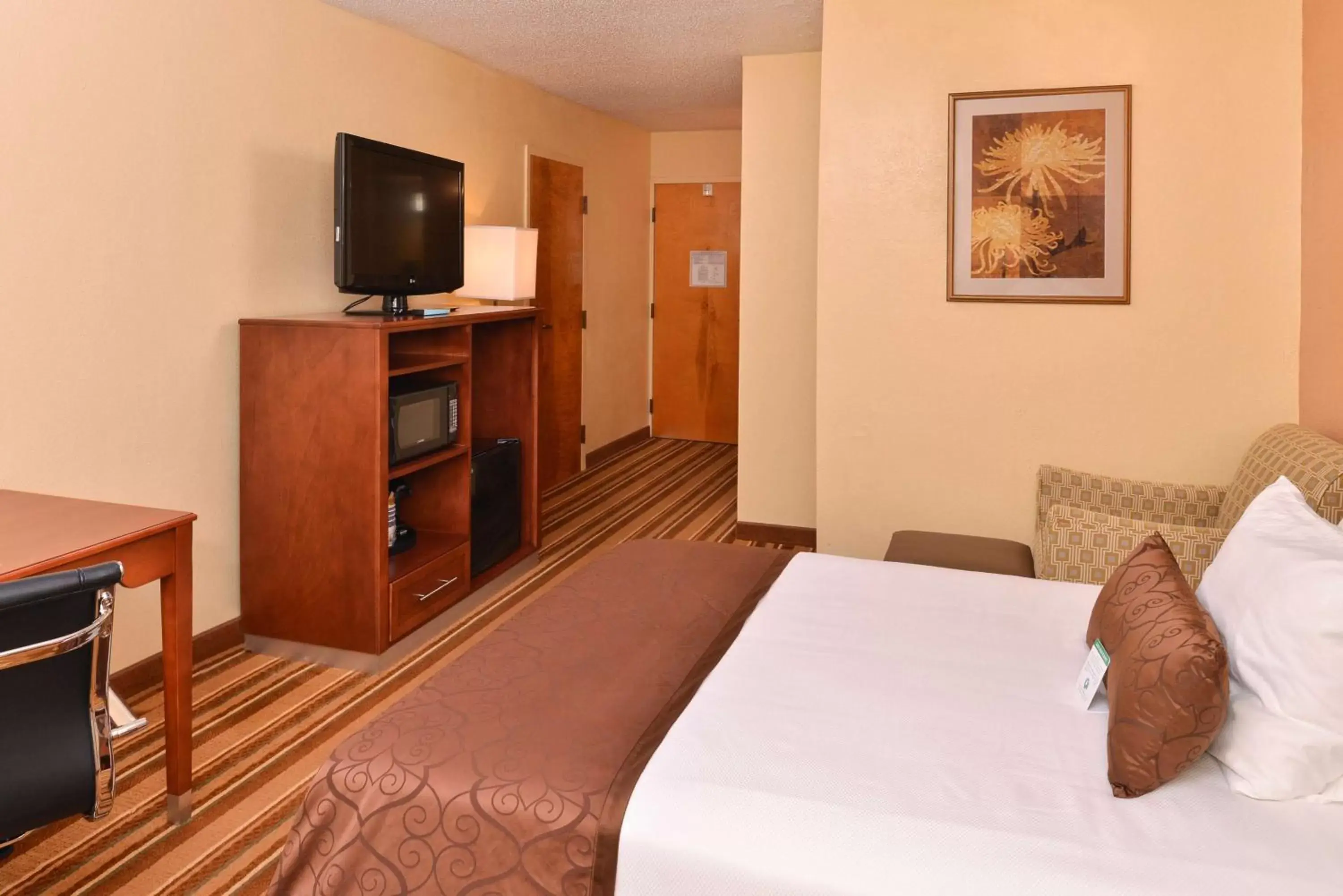 Photo of the whole room, Bed in Best Western Plus Richmond