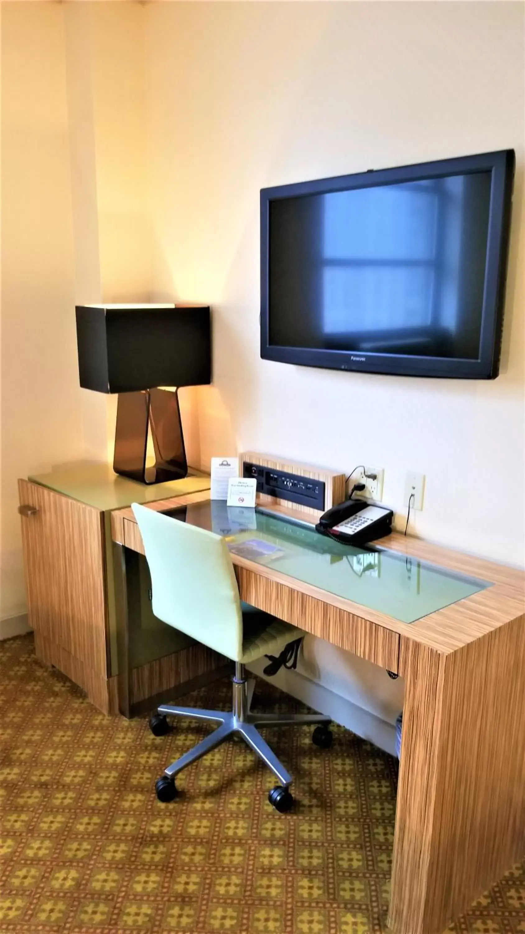 TV and multimedia, TV/Entertainment Center in Night Hotel Broadway