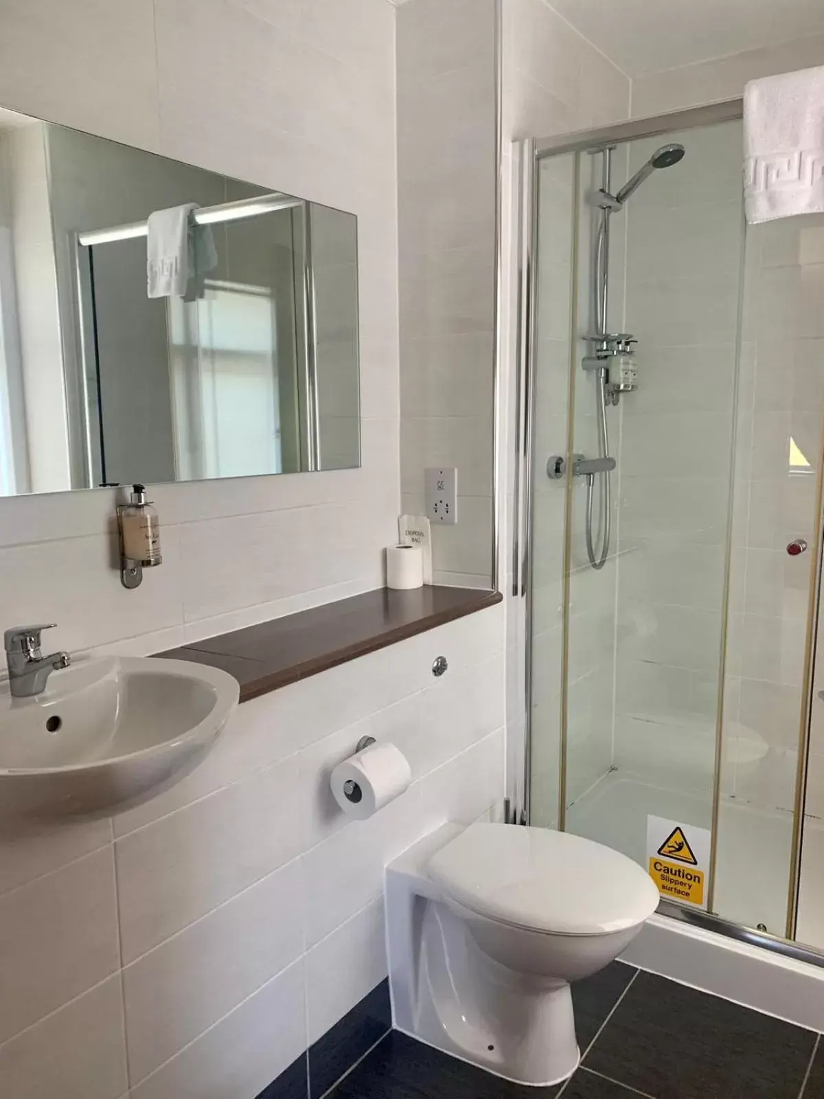 Shower, Bathroom in Newburgh Inn