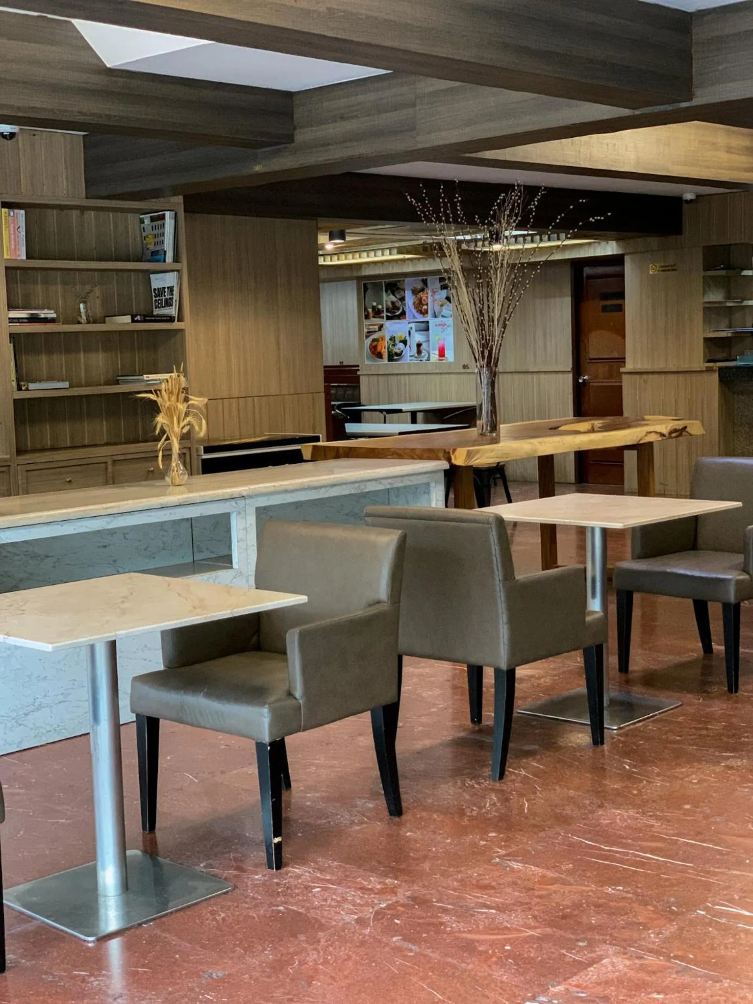 Restaurant/places to eat in Watana Hotel