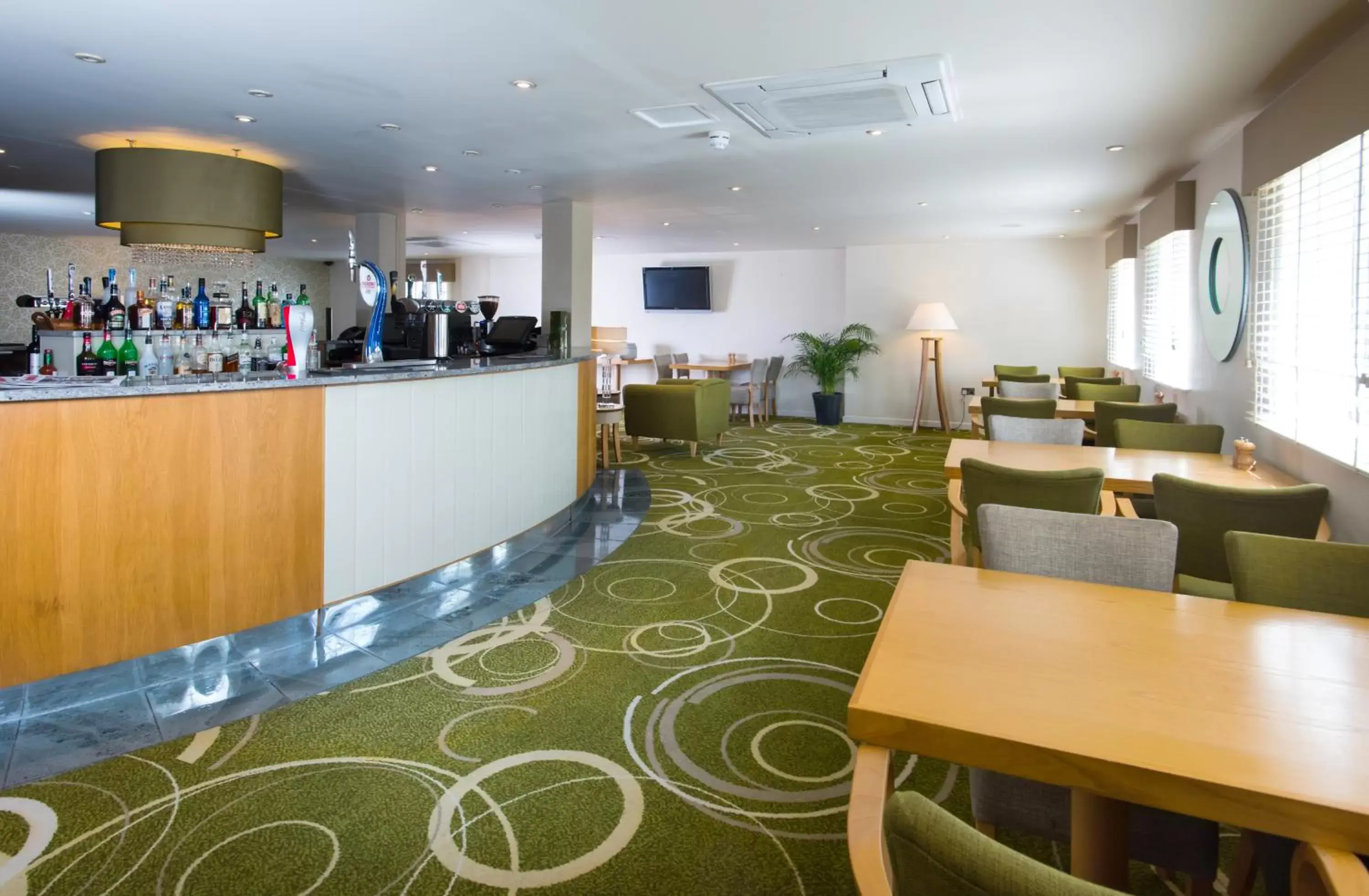 Lounge or bar, Restaurant/Places to Eat in Mercure Newbury West Grange Hotel