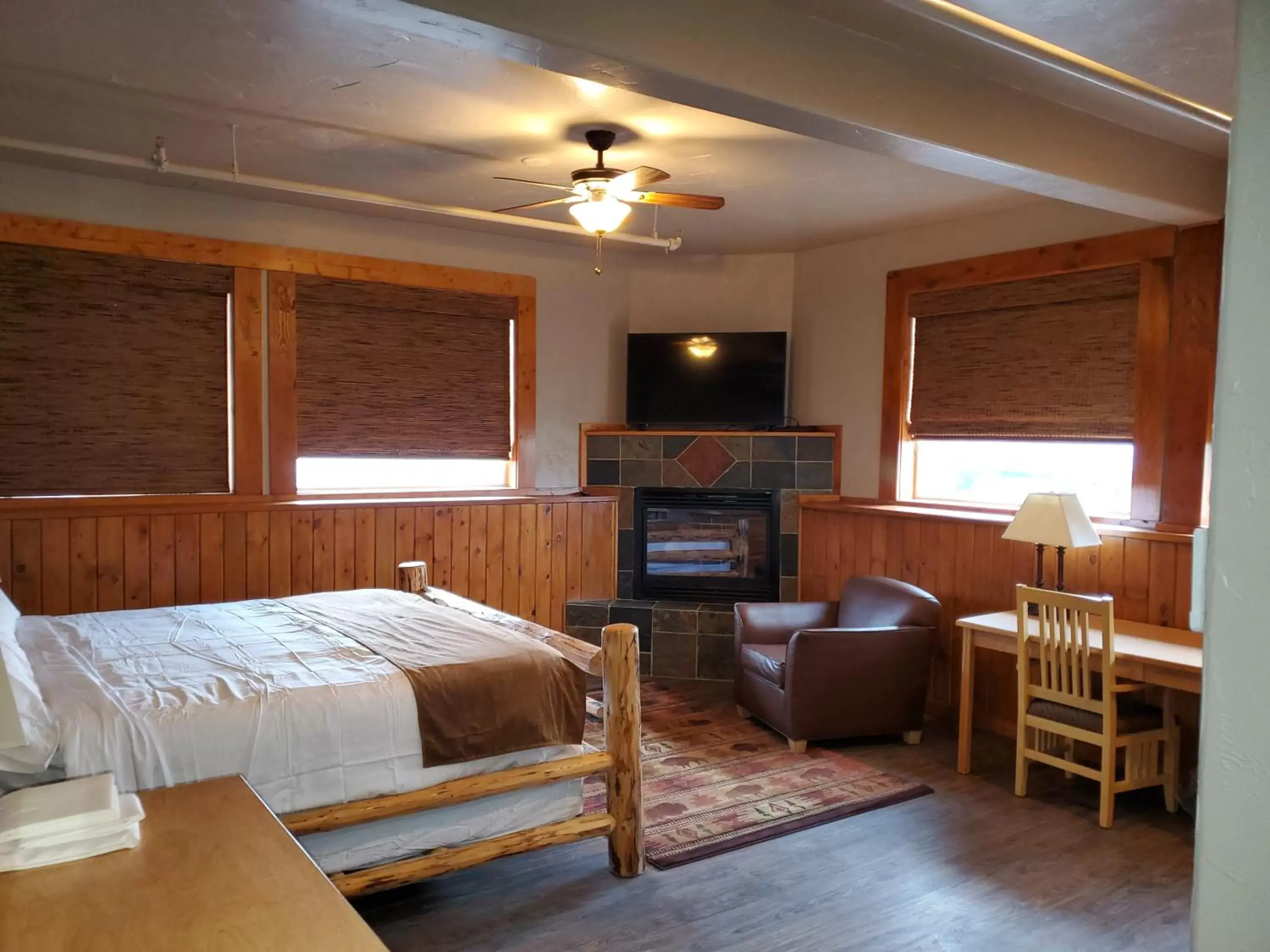 Photo of the whole room in Buffalo Lodge of Bigfork