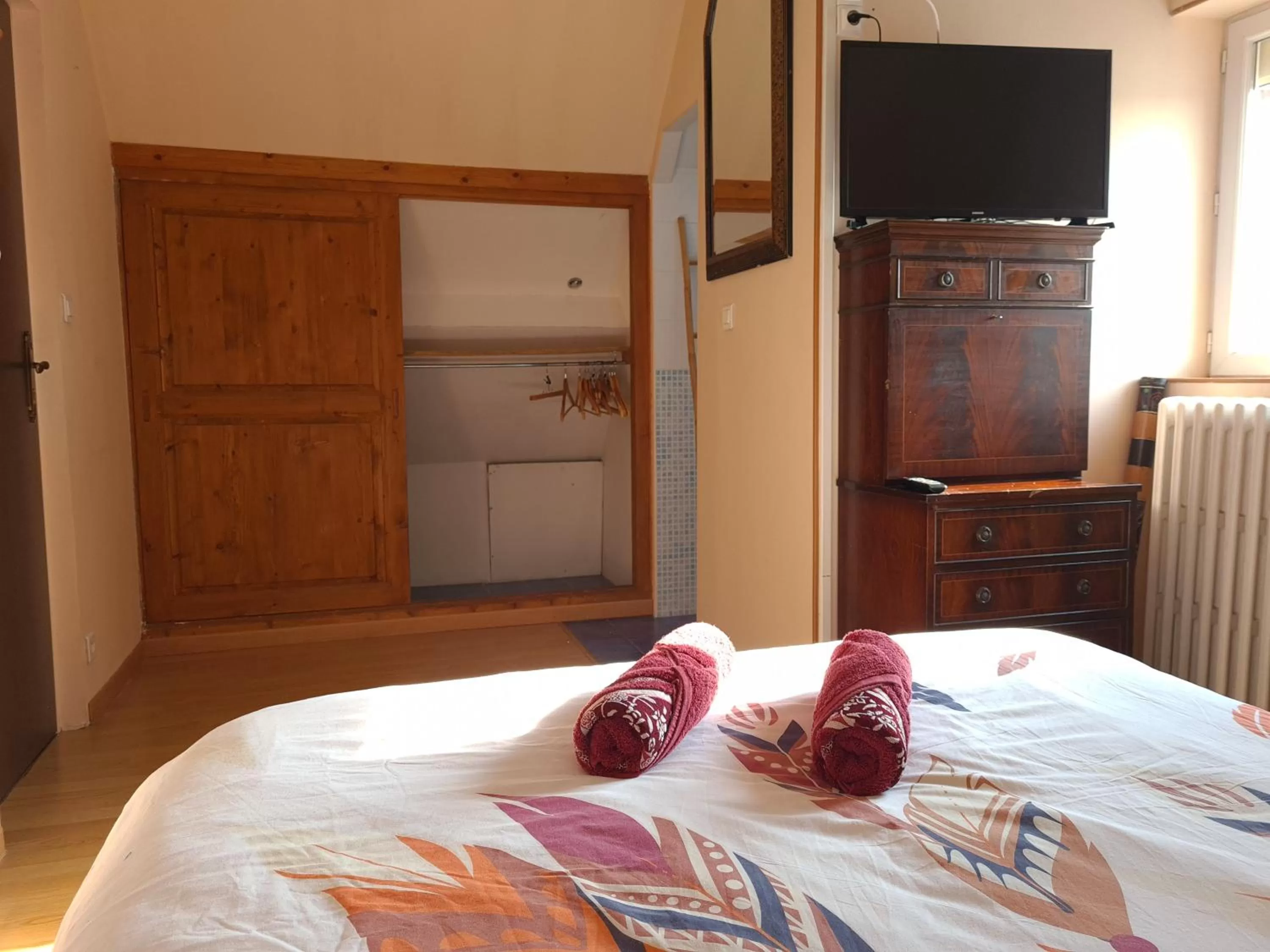 Communal lounge/ TV room, Bed in Apakabar Homestay - proche gare Melun, parking privé, Netflix