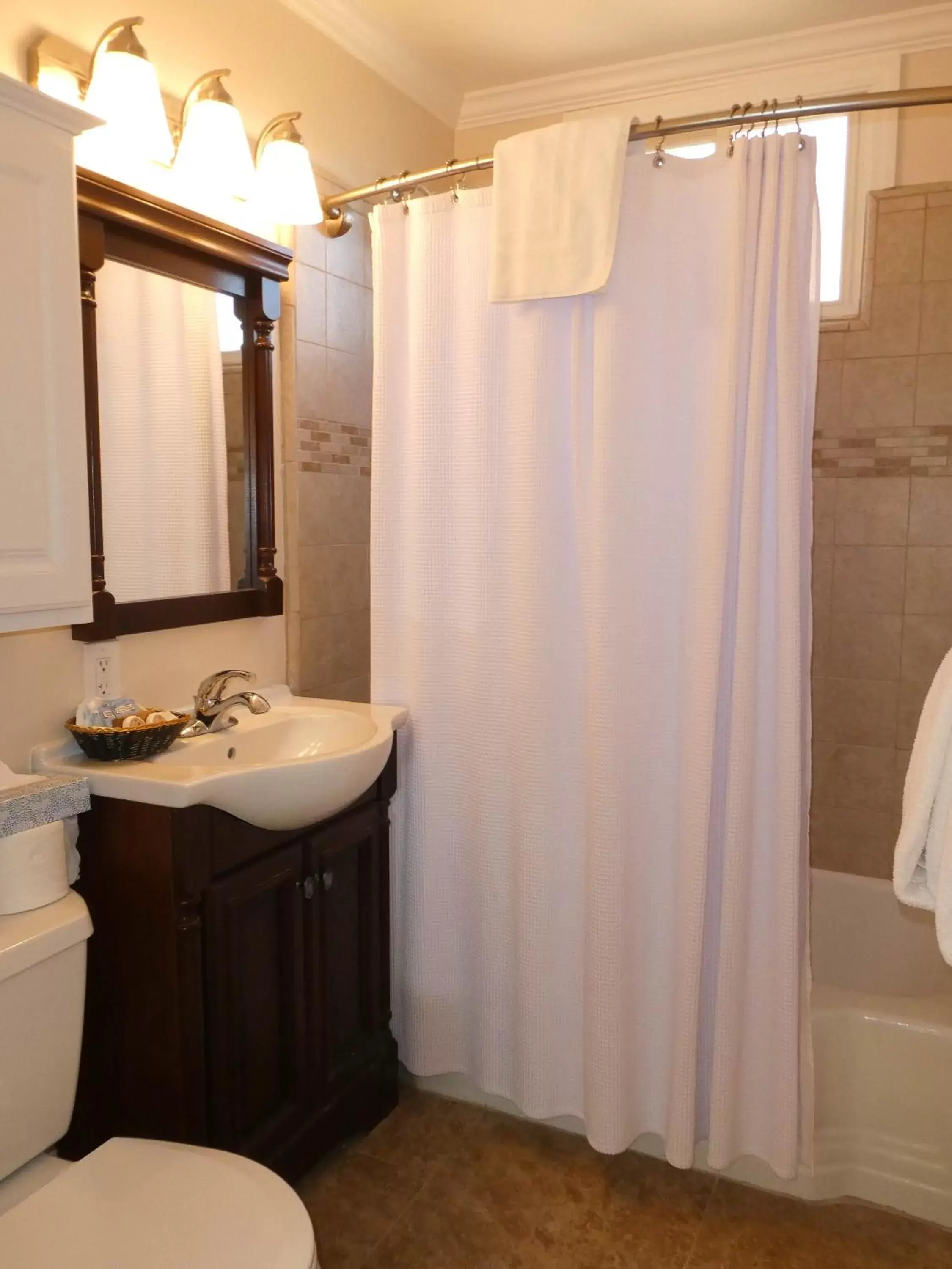 Shower, Bathroom in Briarwood Inn