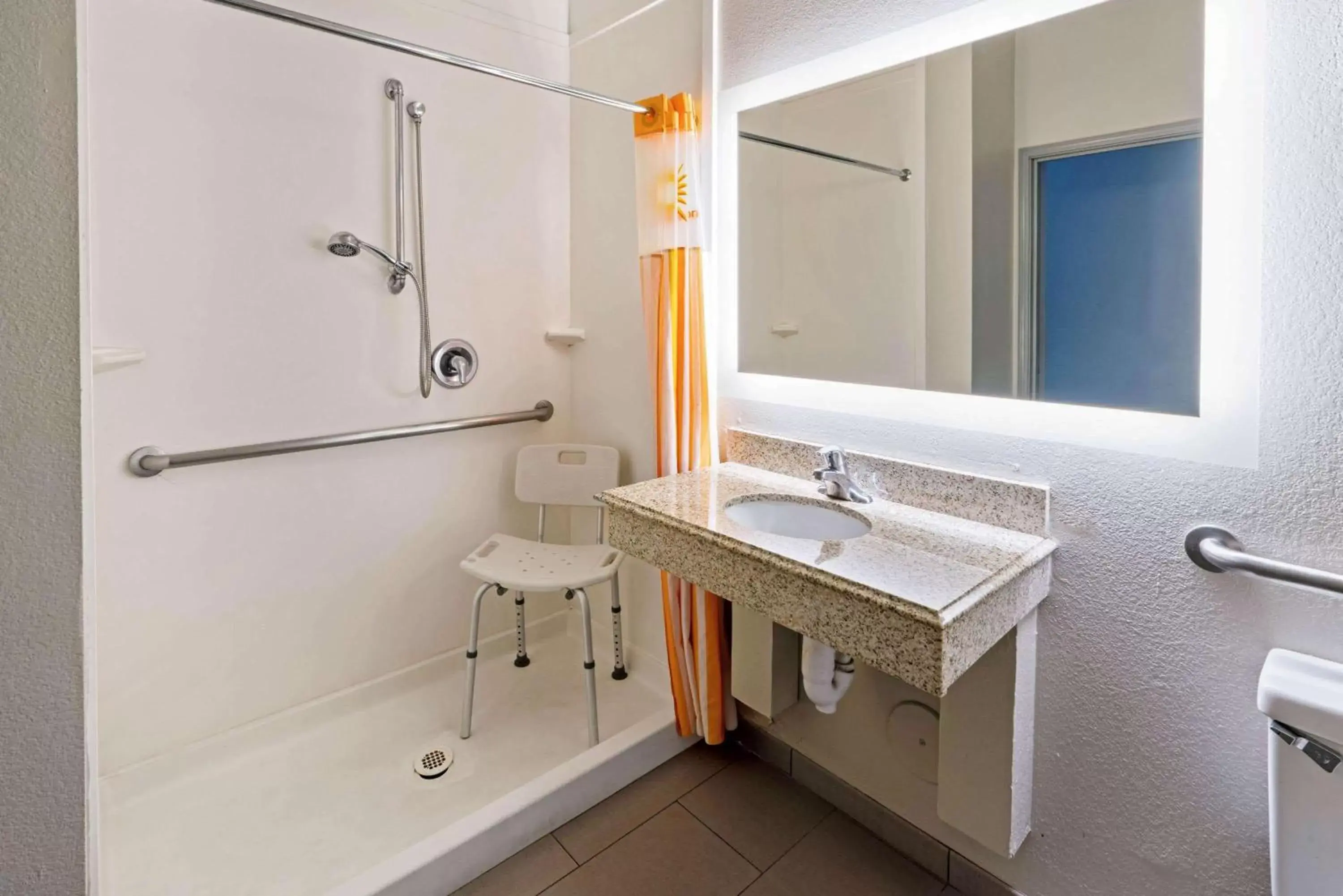 Shower, Bathroom in La Quinta by Wyndham Phoenix I-10 West