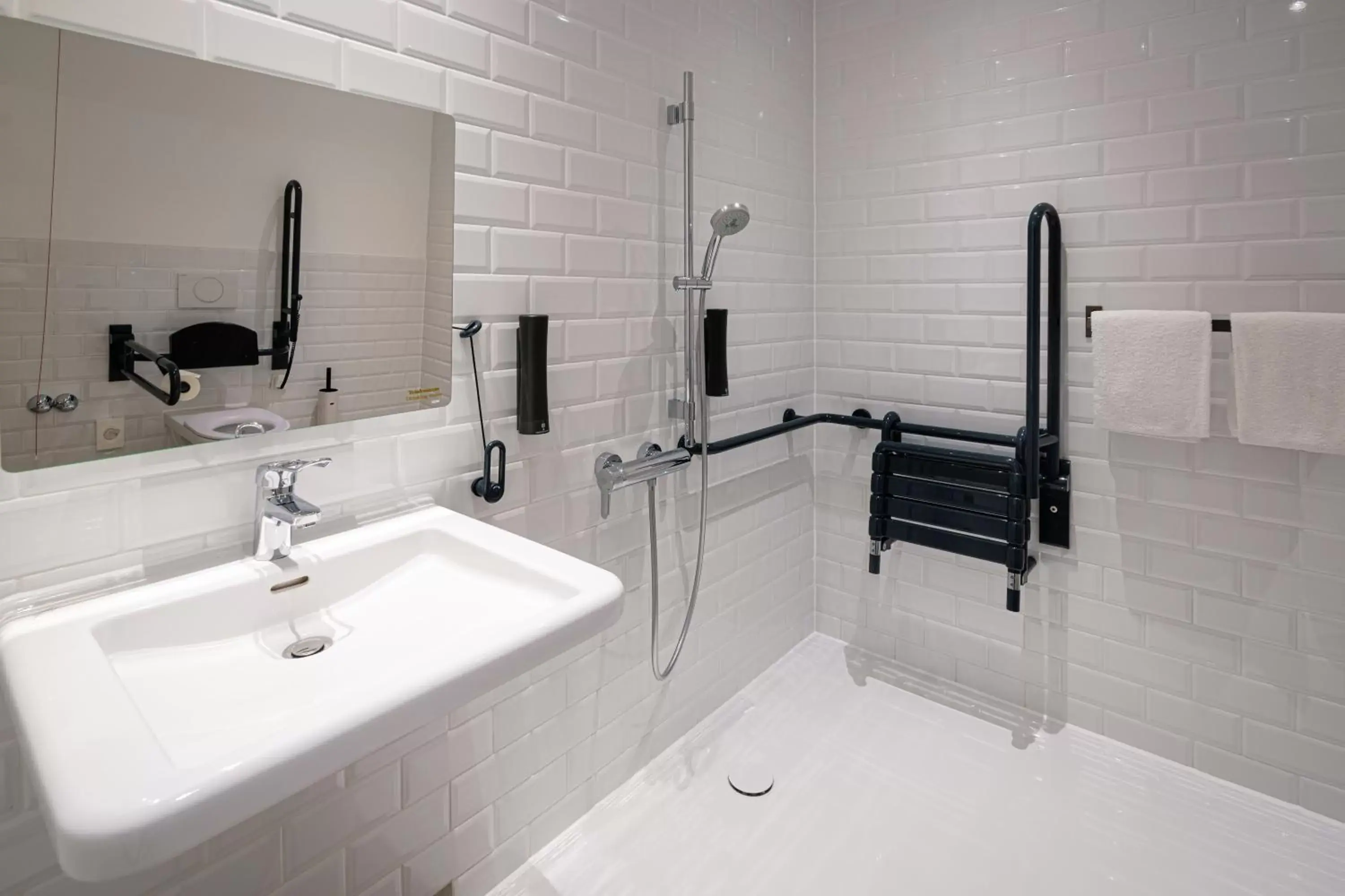 Facility for disabled guests, Bathroom in gambino hotel WERKSVIERTEL