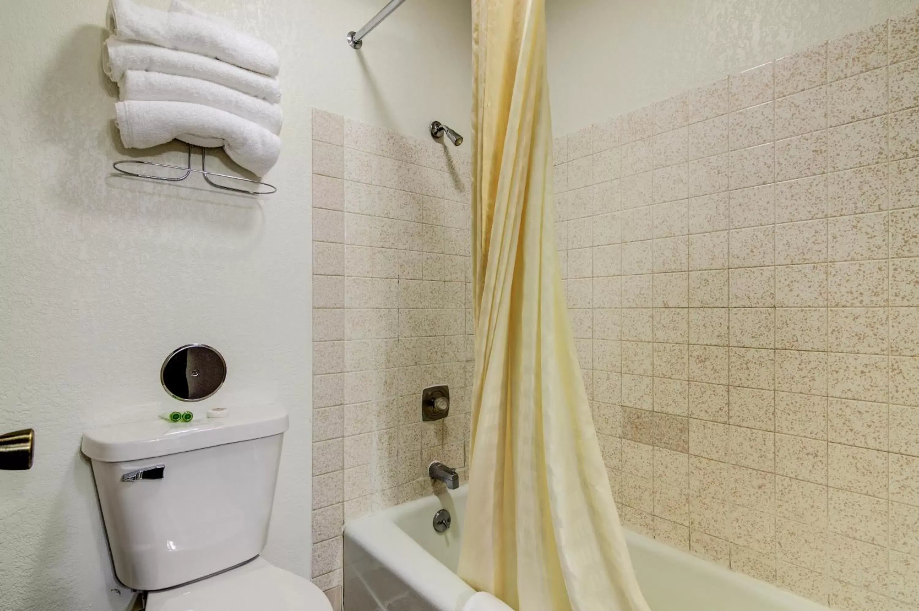 Bathroom in Bloomer Inn & Suites