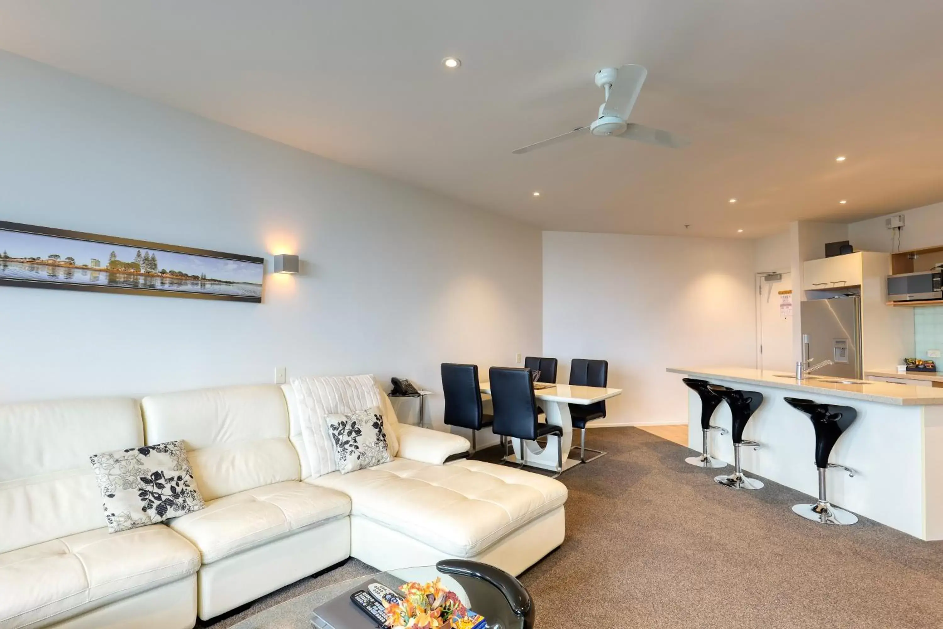 Living room, Seating Area in Ramada Suites by Wyndham Nautilus Orewa