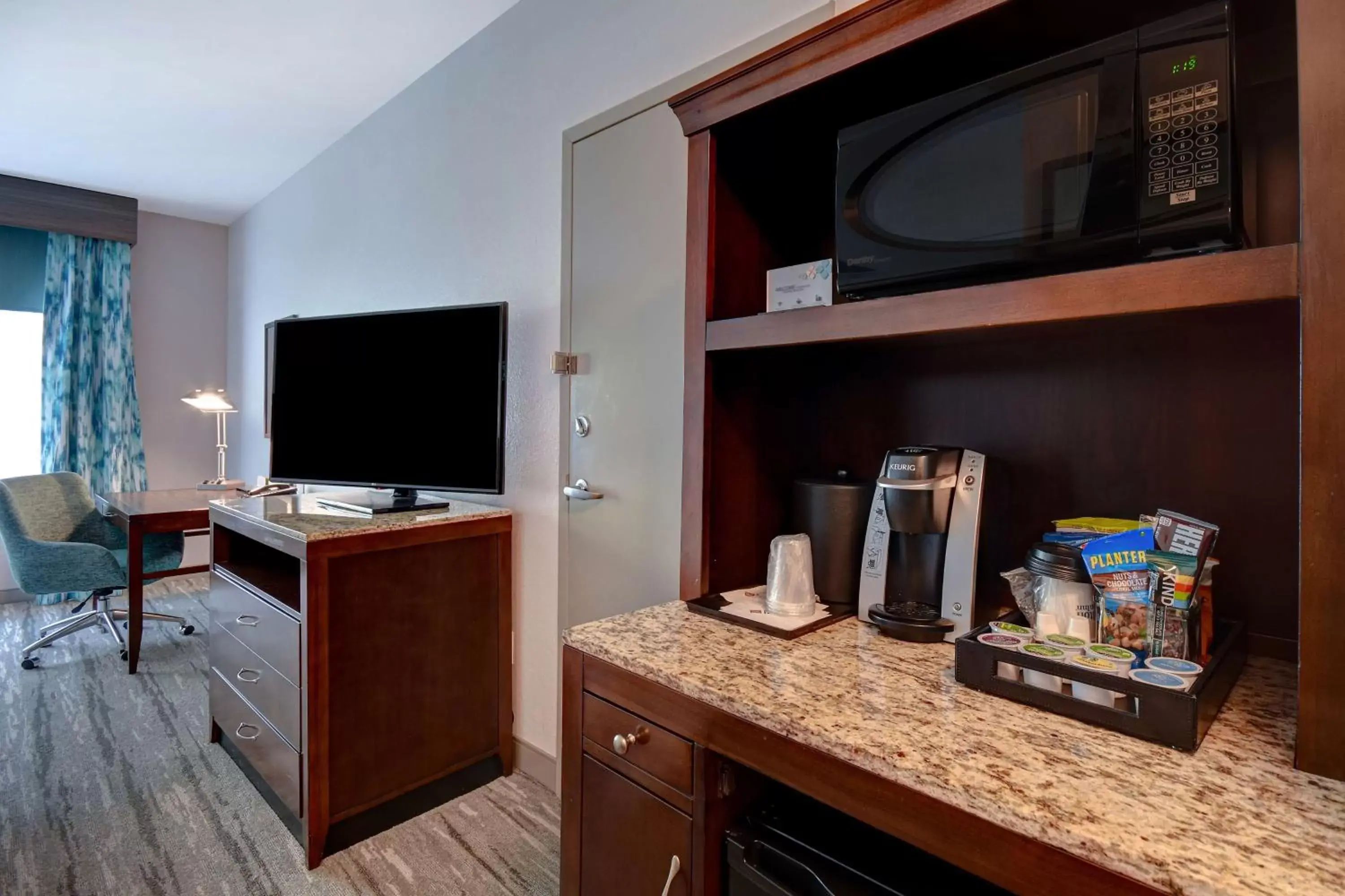 Bedroom, TV/Entertainment Center in Hilton Garden Inn Fort Myers