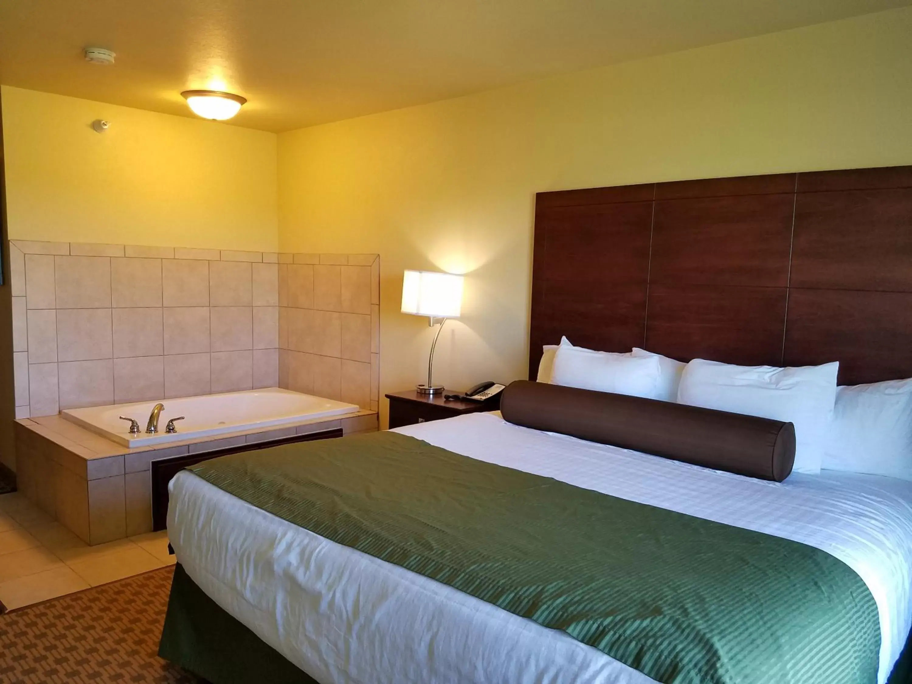 Bed in Cobblestone Inn & Suites - Bottineau
