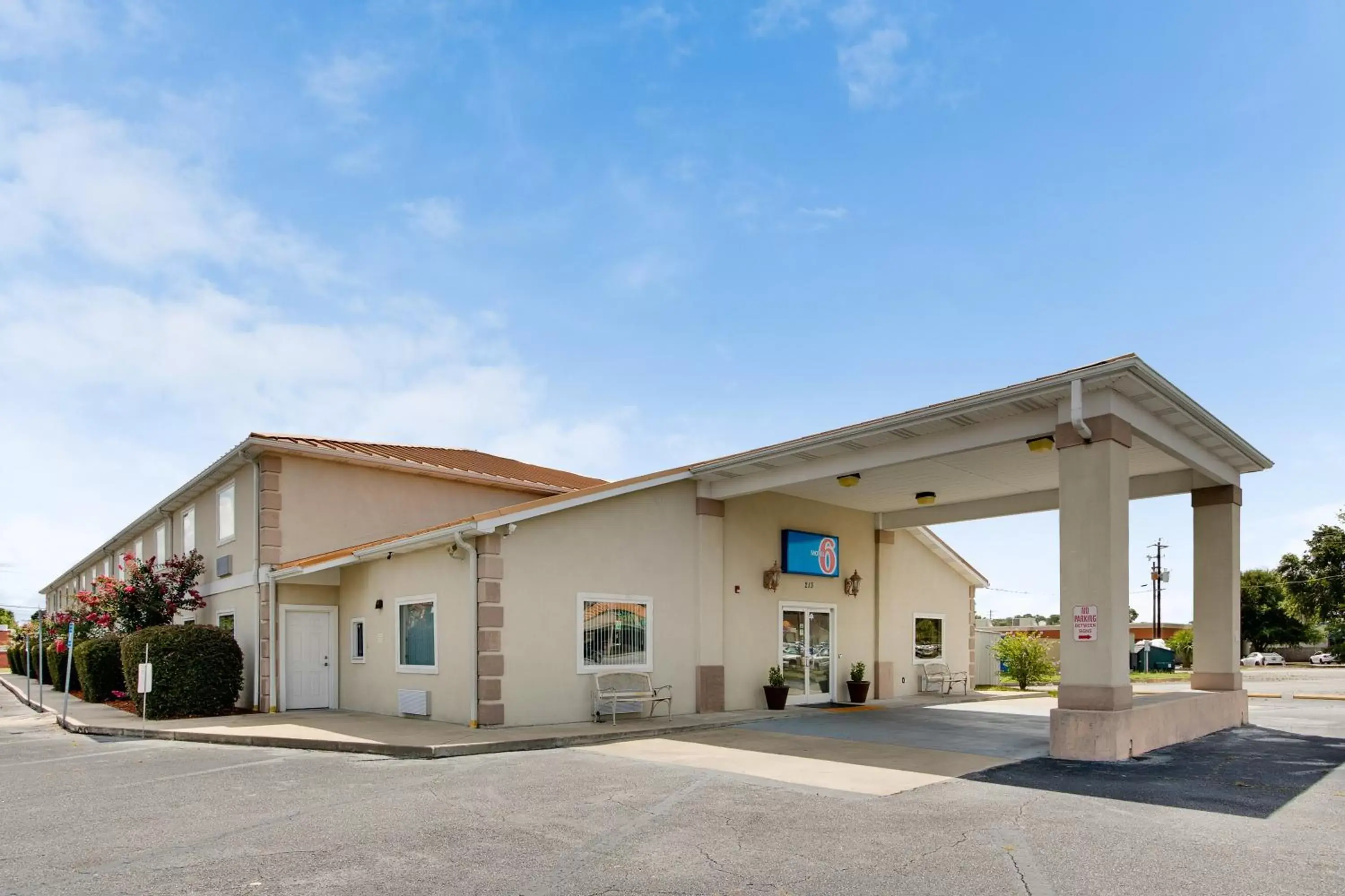 Facade/entrance, Property Building in Motel 6-Hinesville, GA