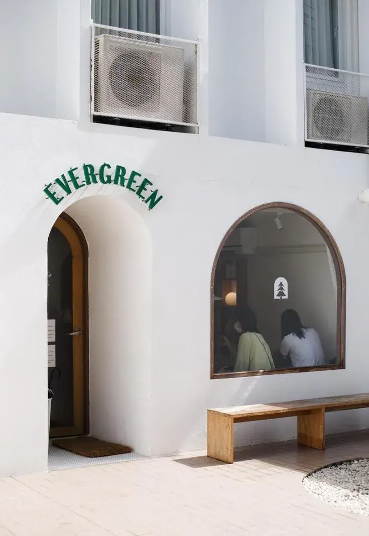 Facade/entrance in Evergreen Cafe and Hotel