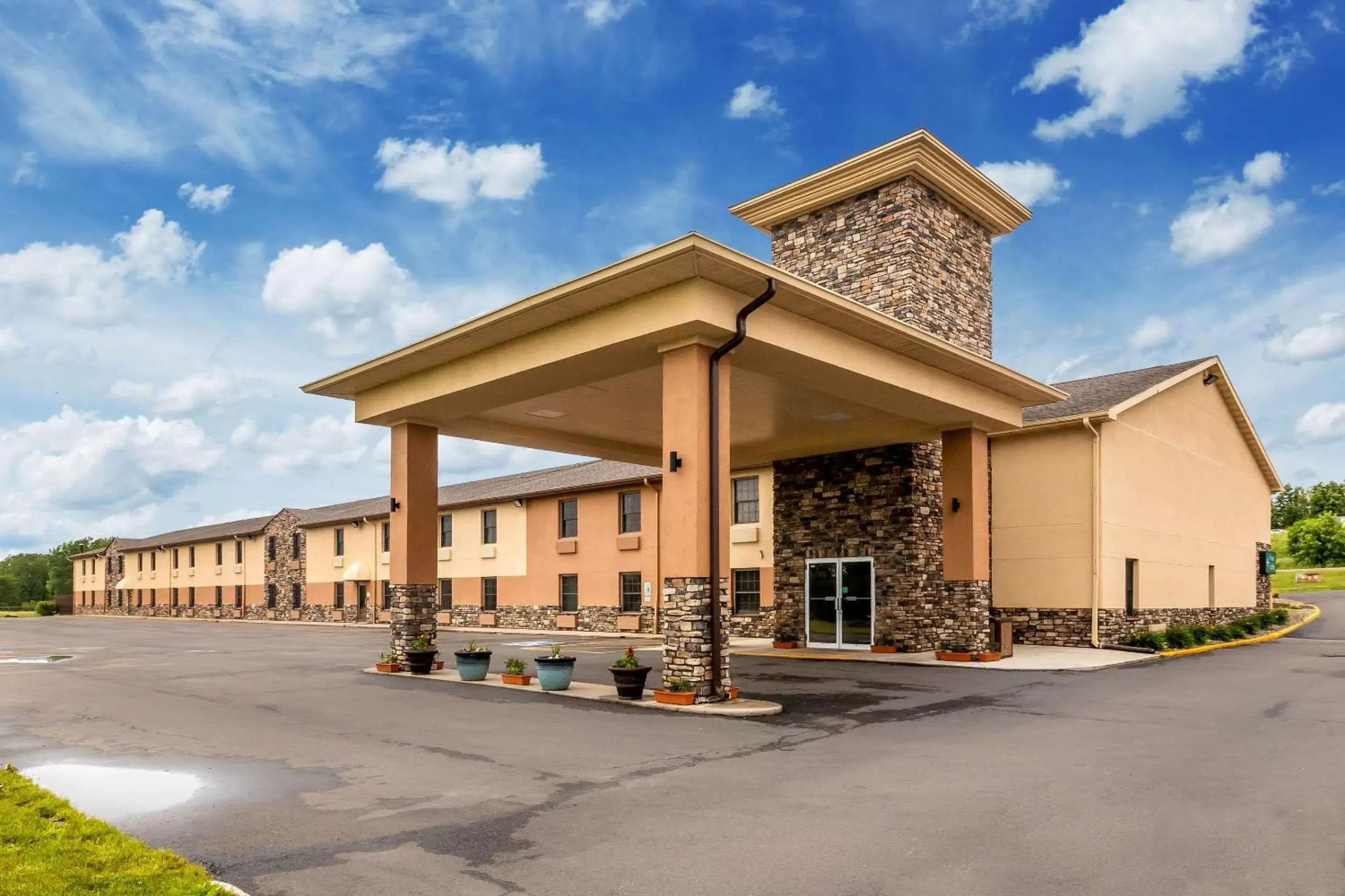 Property Building in Quality Inn Newton at I-80