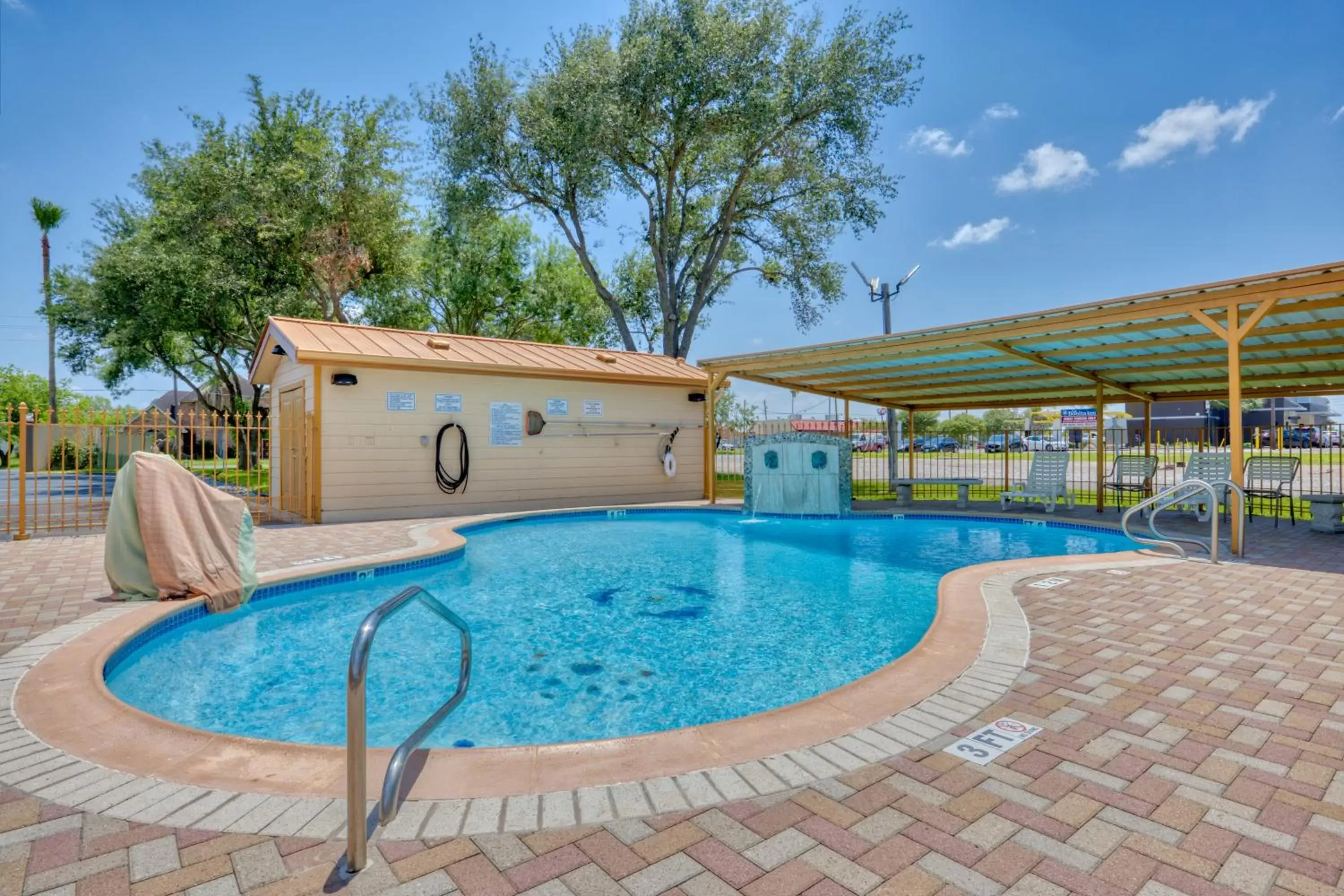 Swimming Pool in Texas Inn Donna
