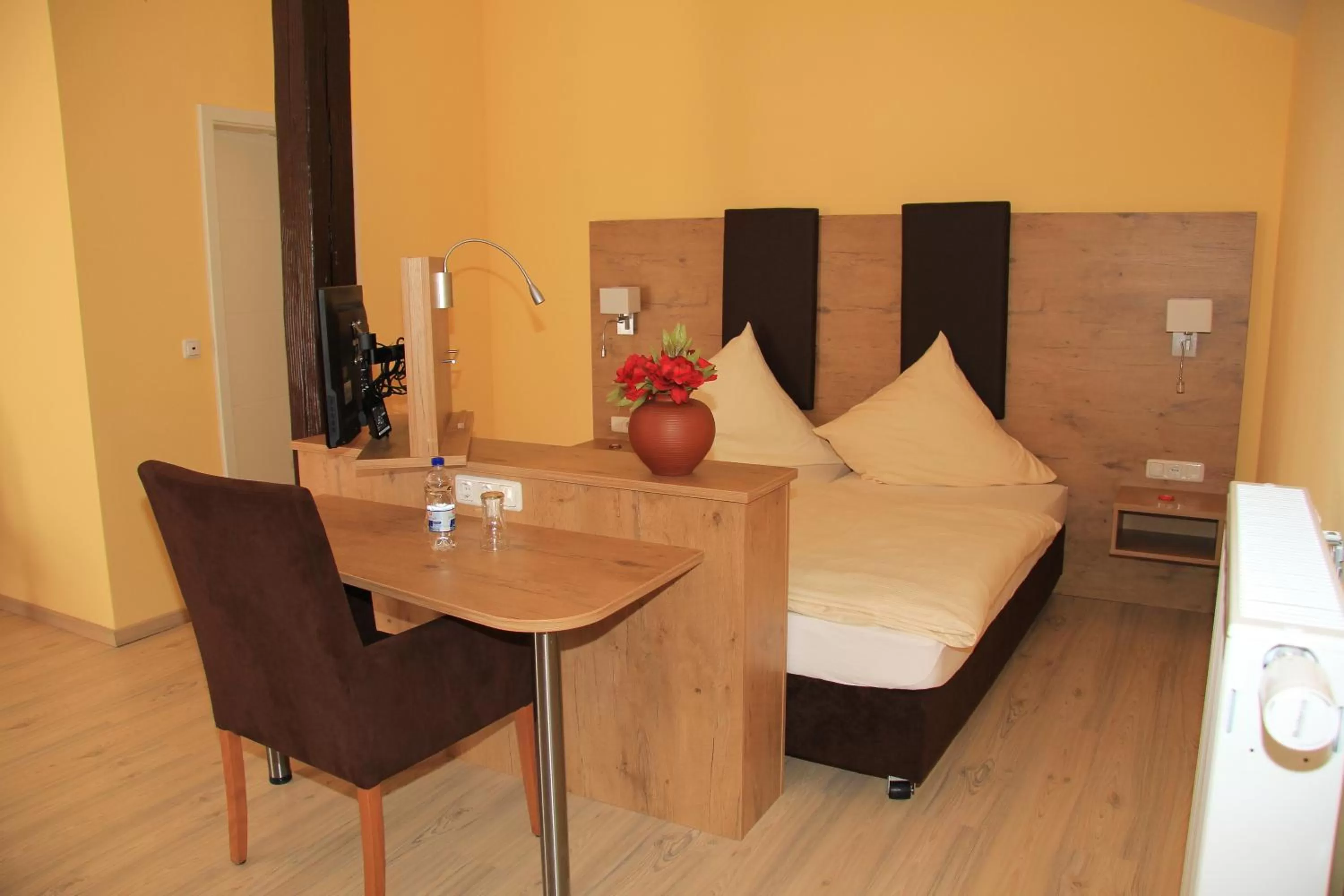 Bed in Waldhotel Albachmühle mit Albacher Stuben