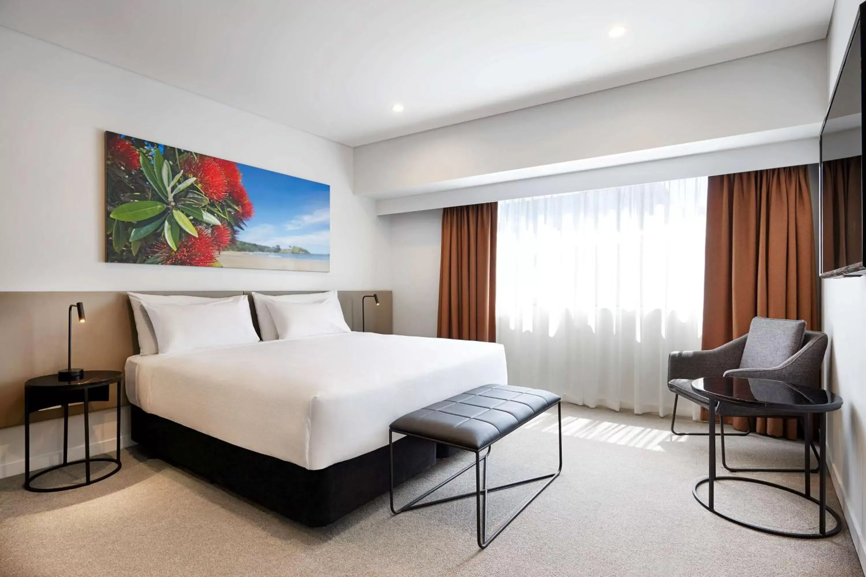 Photo of the whole room, Bed in Travelodge Hotel Auckland Wynyard Quarter