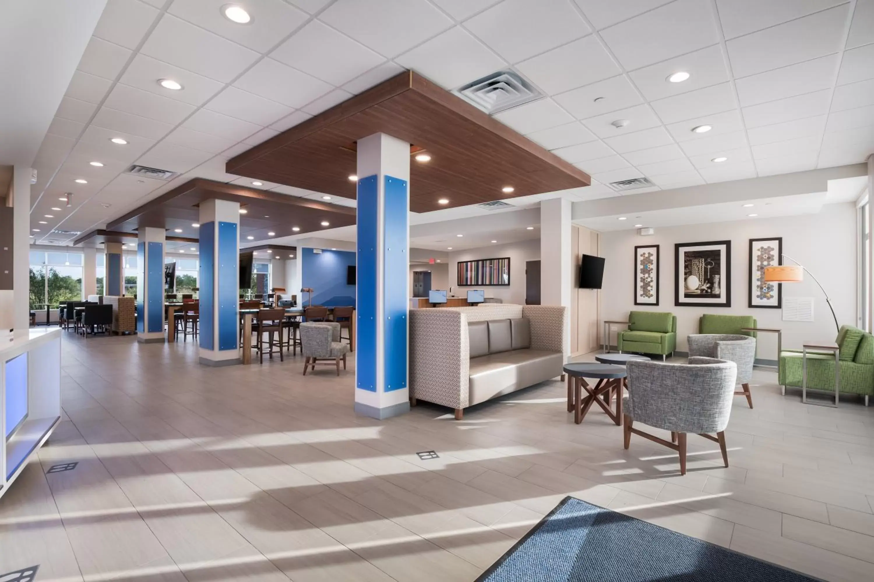 Property building in Holiday Inn Express & Suites Chicago - Hoffman Estates, an IHG Hotel