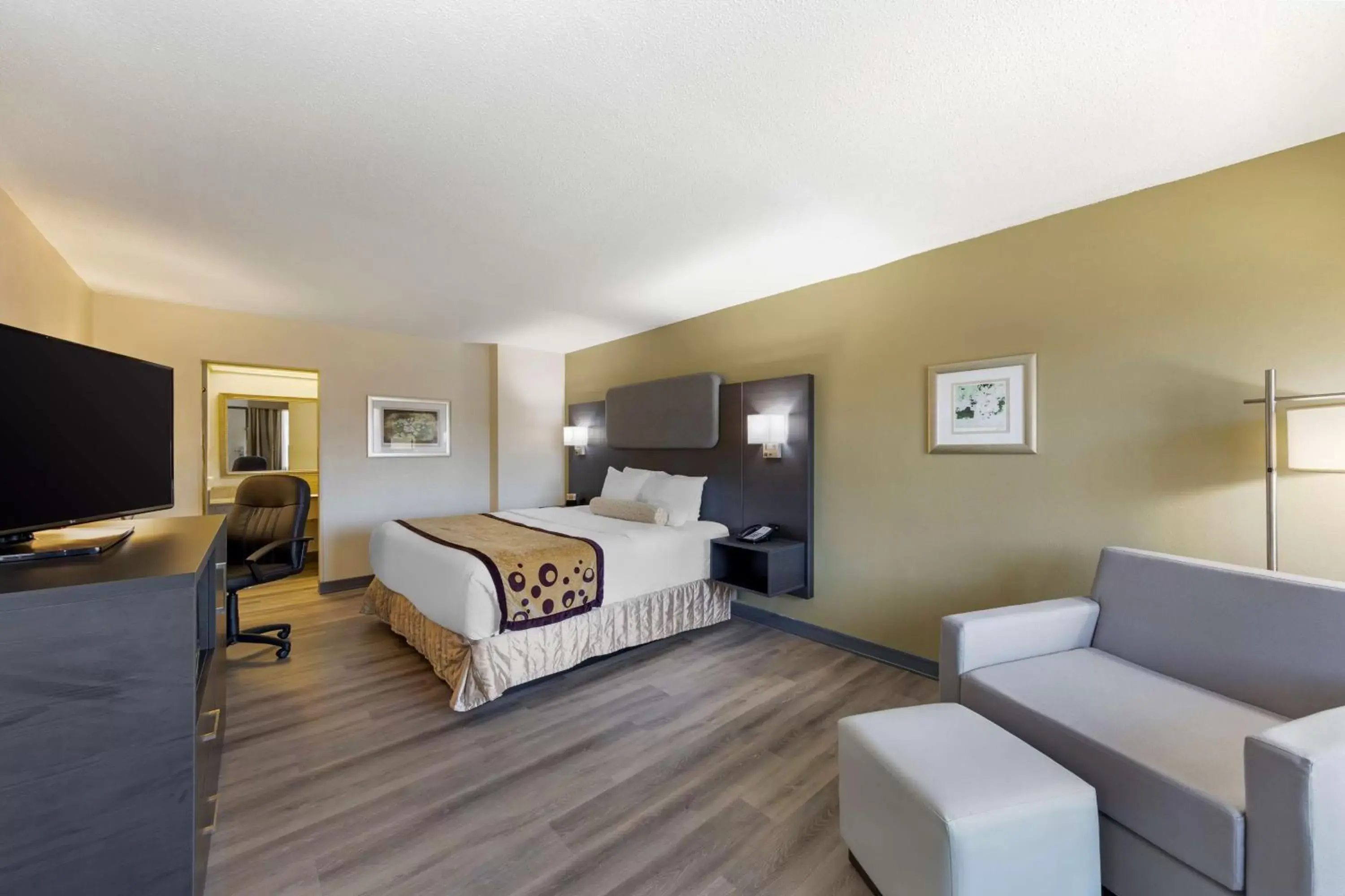 Bedroom, Seating Area in Best Western Plus Madison-Huntsville Hotel