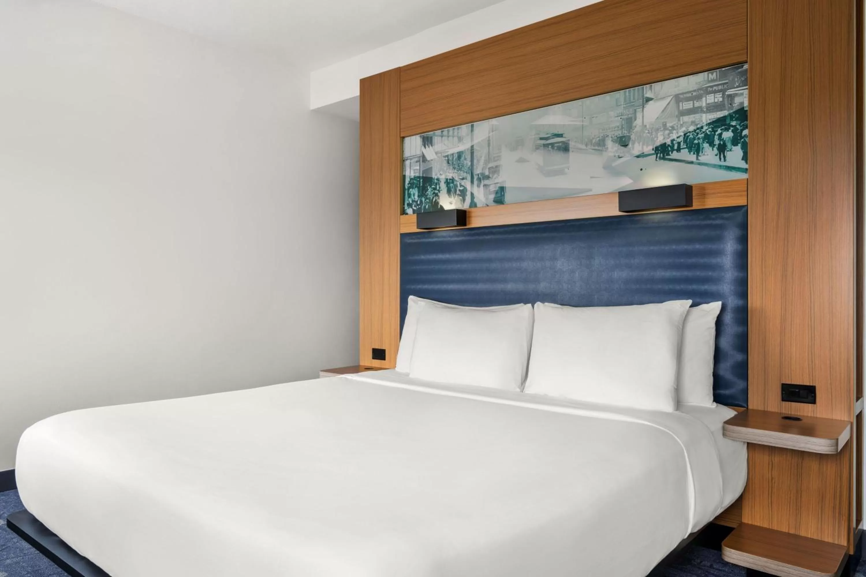 Photo of the whole room, Bed in Aloft Chicago O'Hare