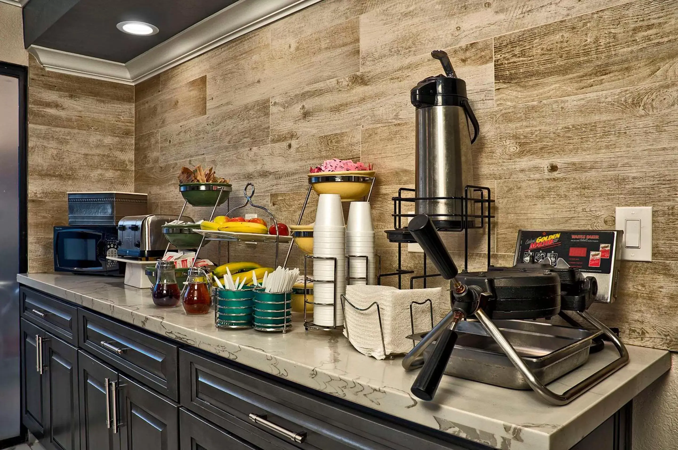 Breakfast, Kitchen/Kitchenette in Quality Inn & Suites South San Jose - Morgan Hill