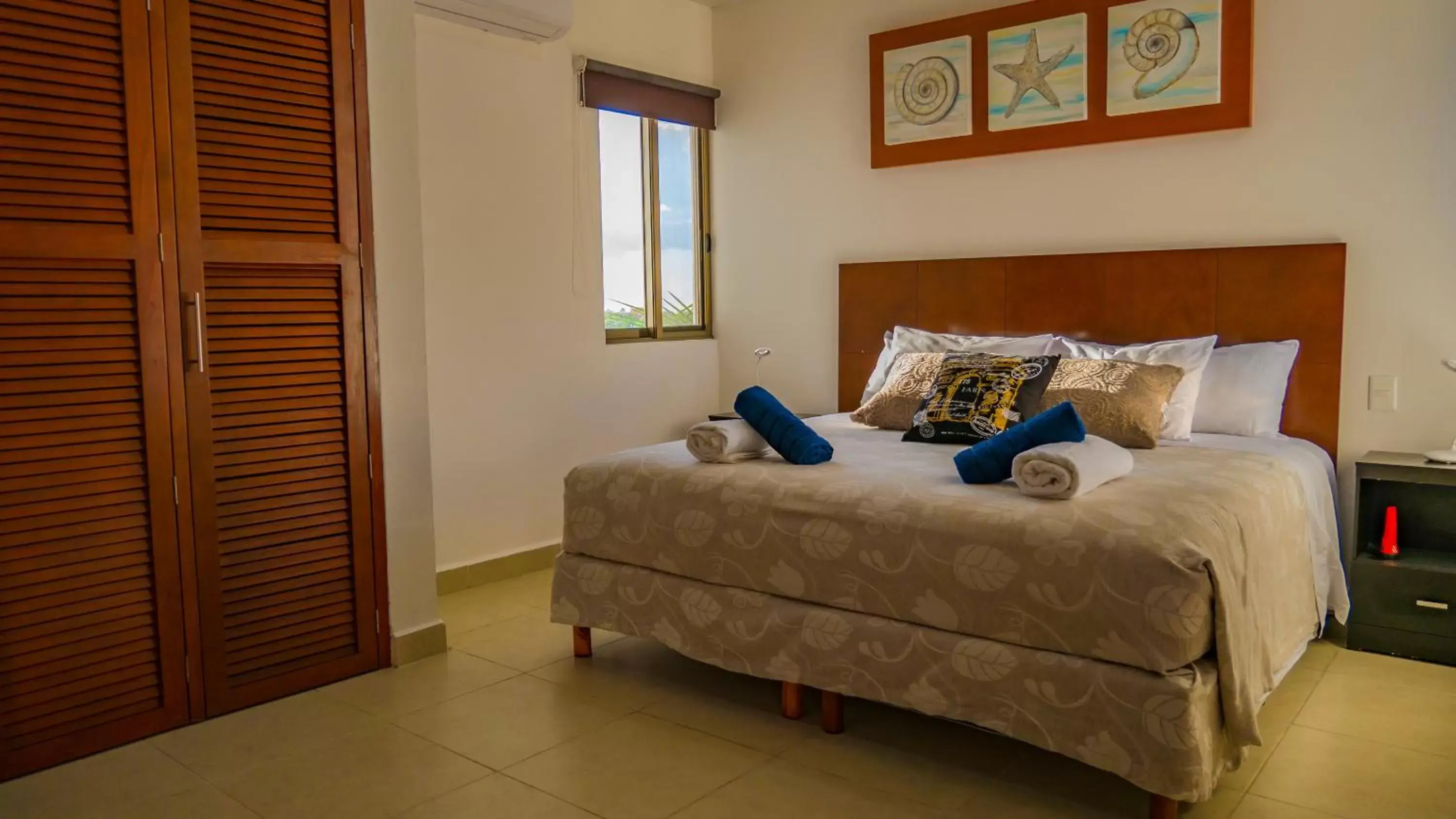 Photo of the whole room, Bed in Suite Isla Mujeres