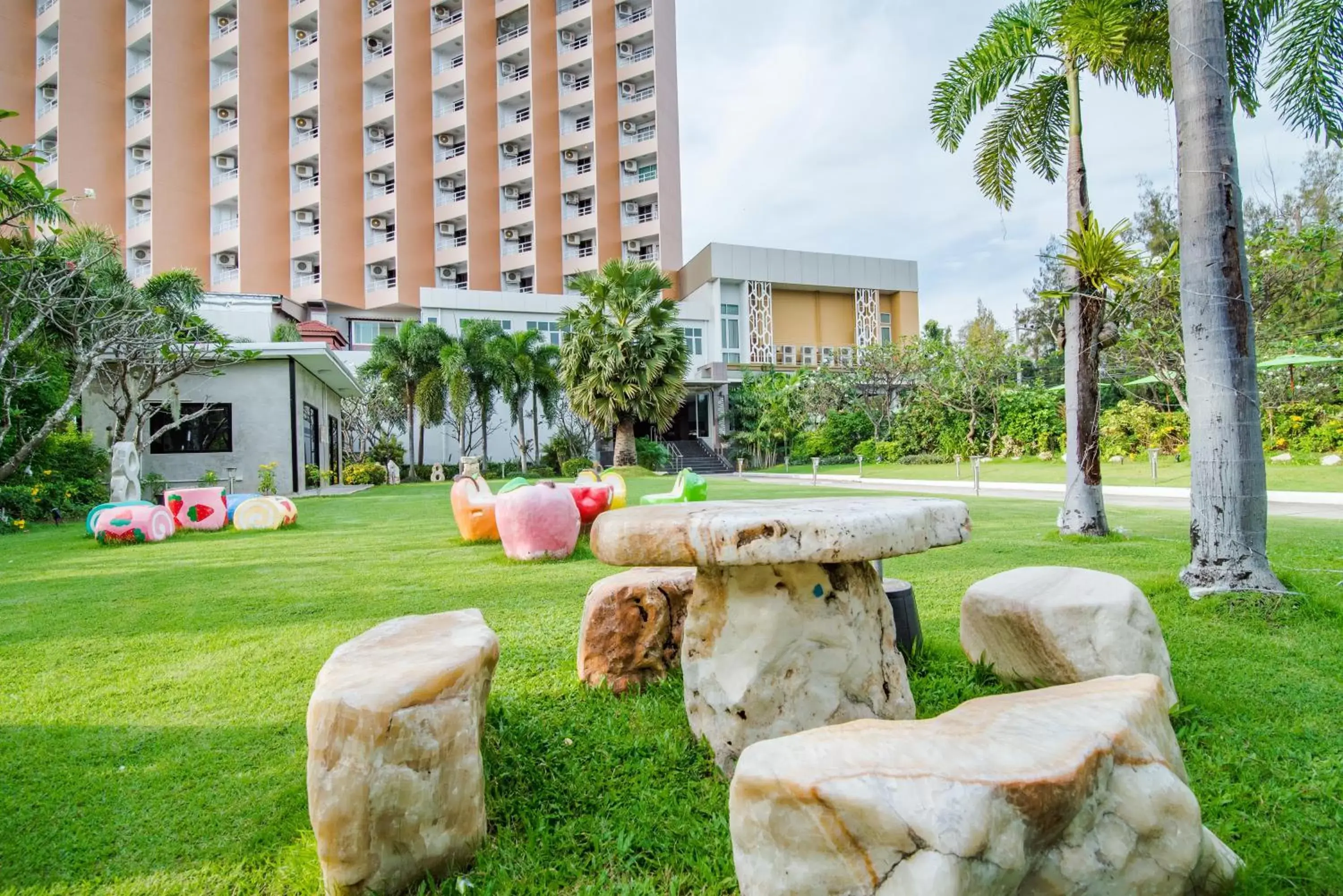 Garden in Golden Beach Cha-Am Hotel