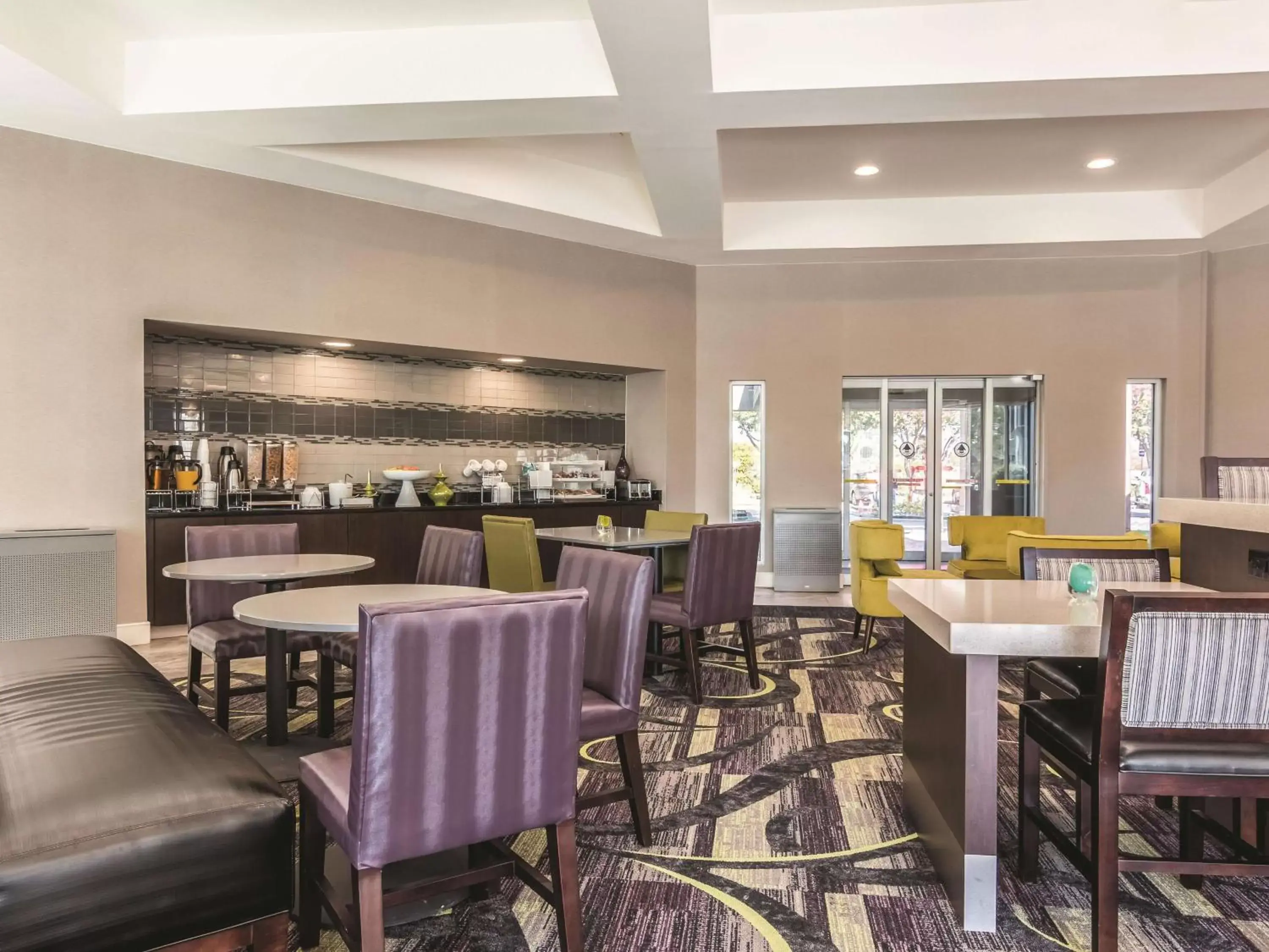 Lobby or reception, Restaurant/Places to Eat in La Quinta by Wyndham Shreveport Airport