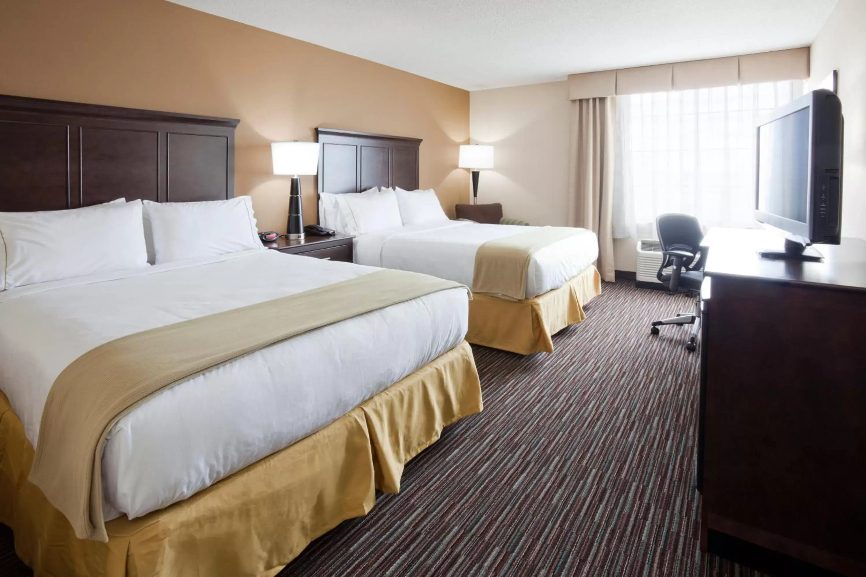 Photo of the whole room, Bed in Holiday Inn Express & Suites Willmar, an IHG Hotel