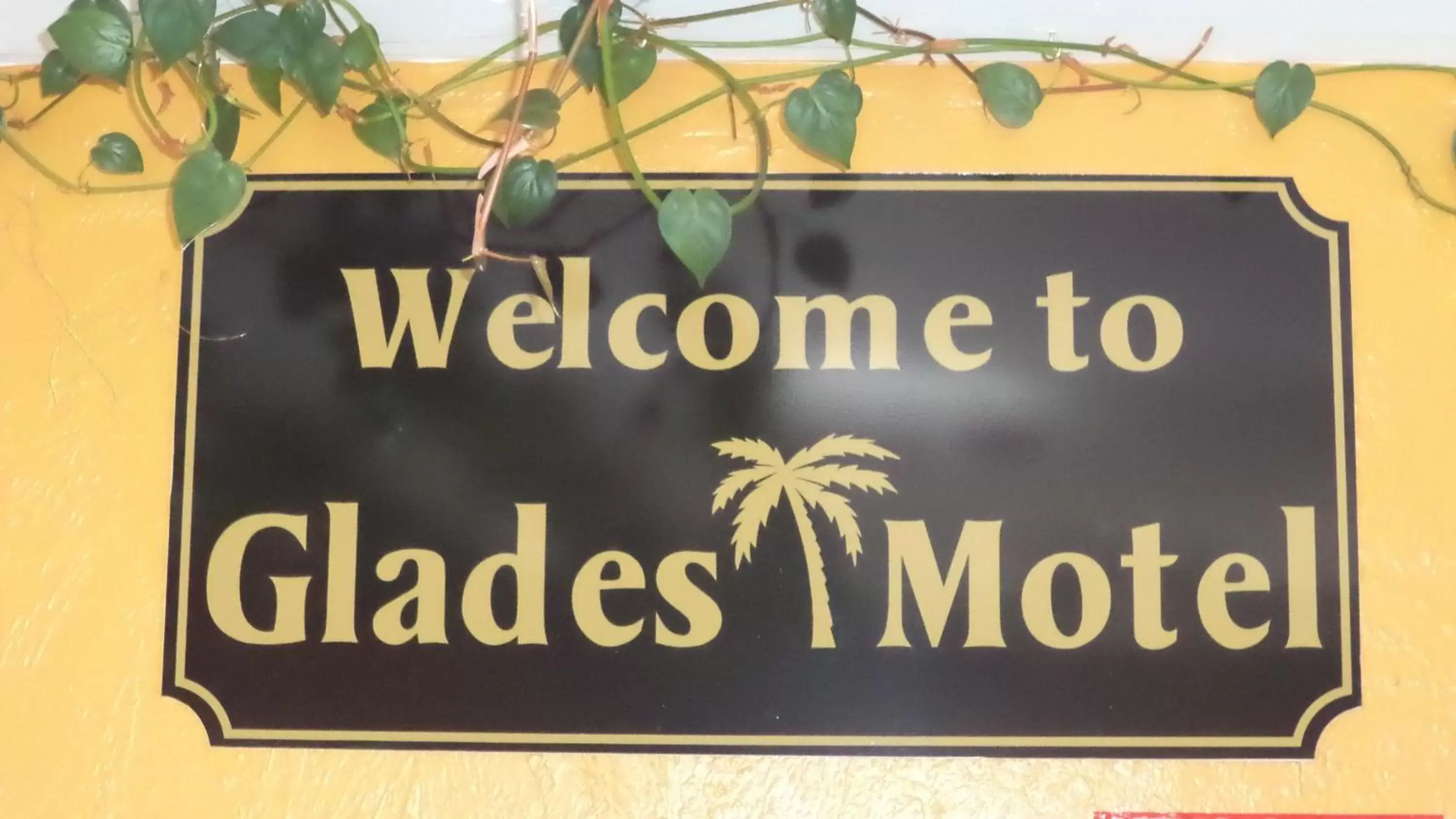 Property logo or sign in Glades Motel - Naples