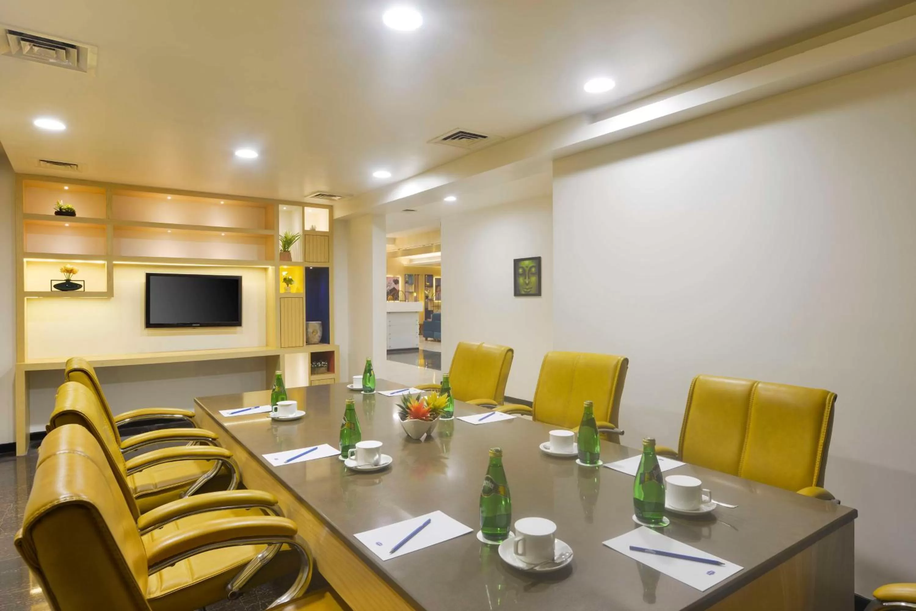 Living room in Hampton by Hilton Vadodara-Alkapuri