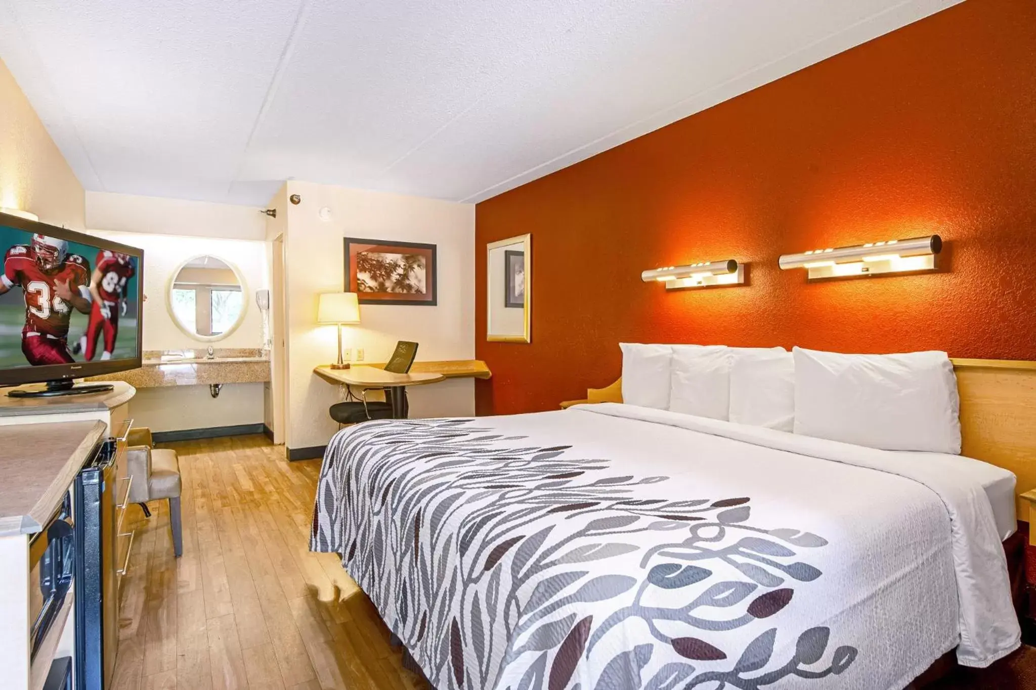 Bedroom in Red Roof Inn Erie – I-90
