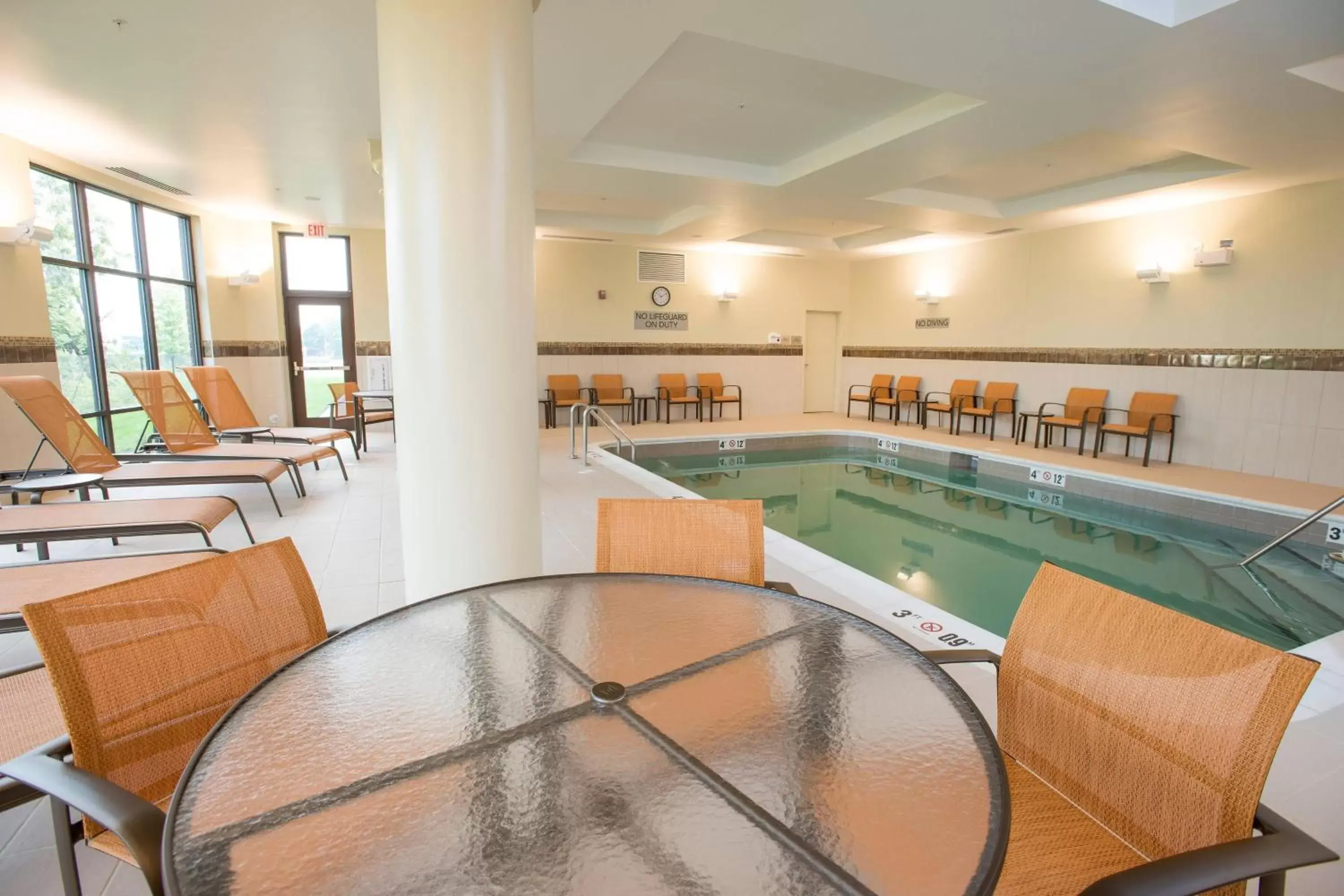 Swimming Pool in Courtyard by Marriott Cincinnati Midtown/Rookwood