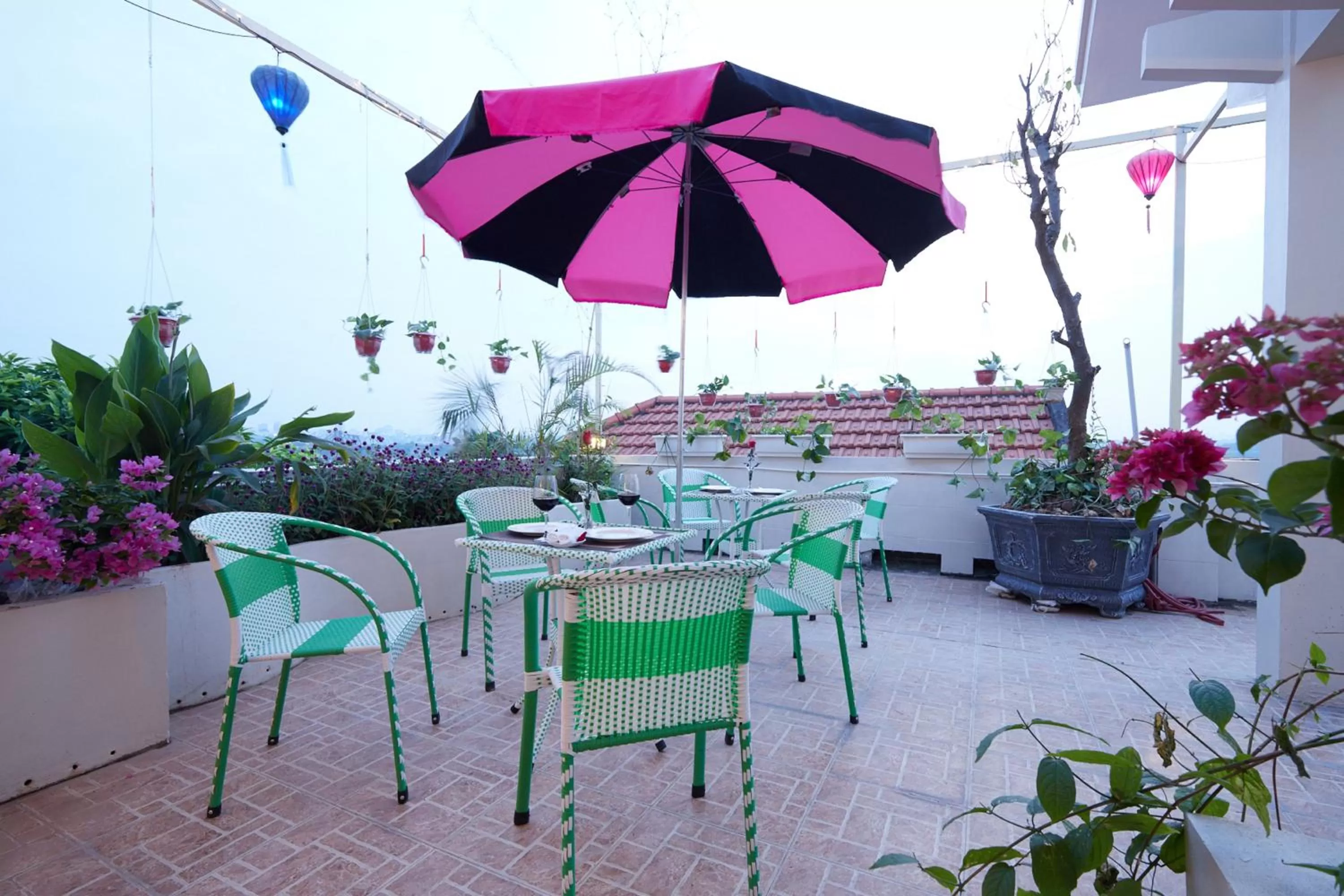 Restaurant/places to eat in Lucky Budda Inn Villa