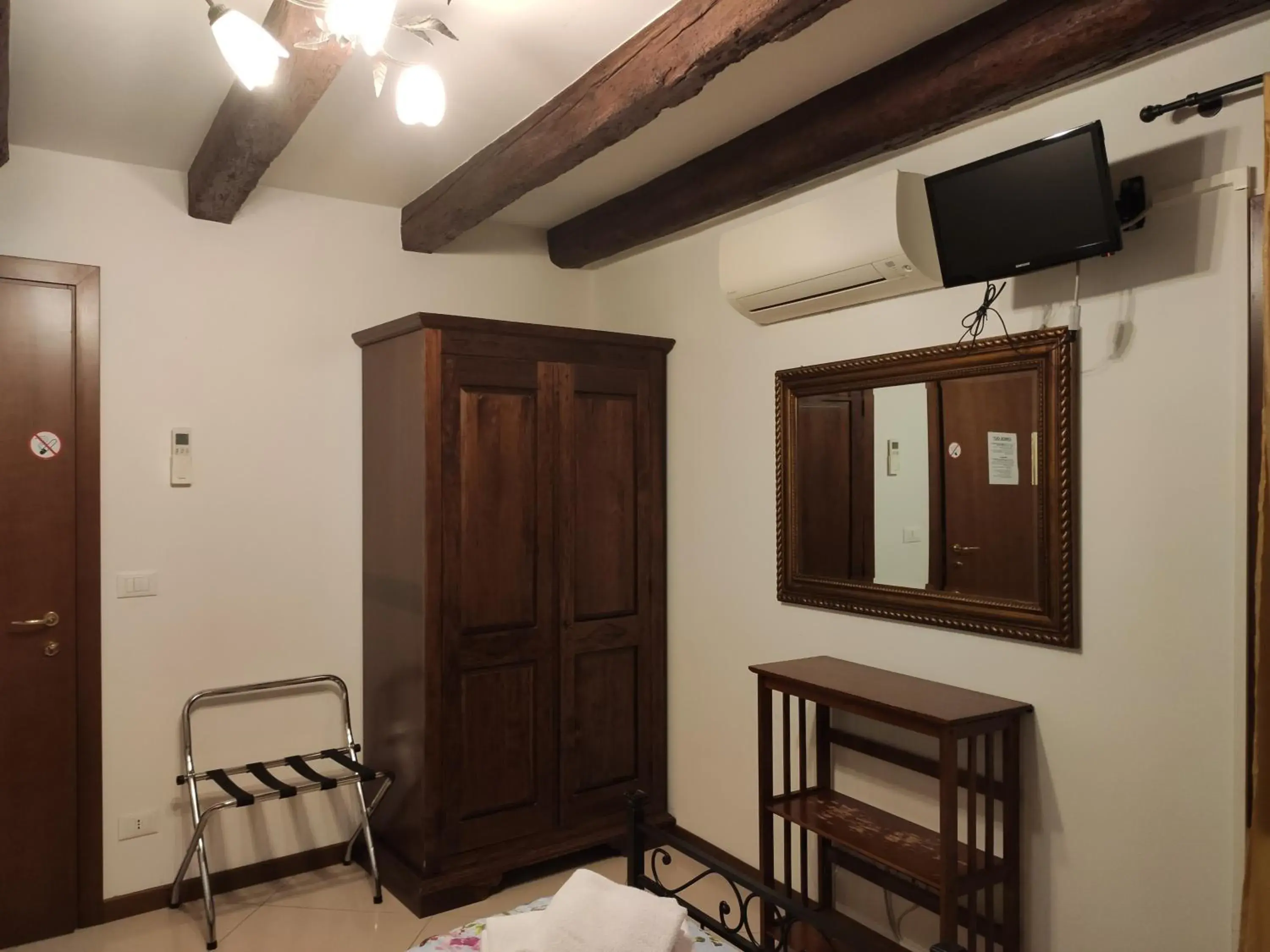 Bedroom, TV/Entertainment Center in Sweet Venice - locazione turistica - apartment