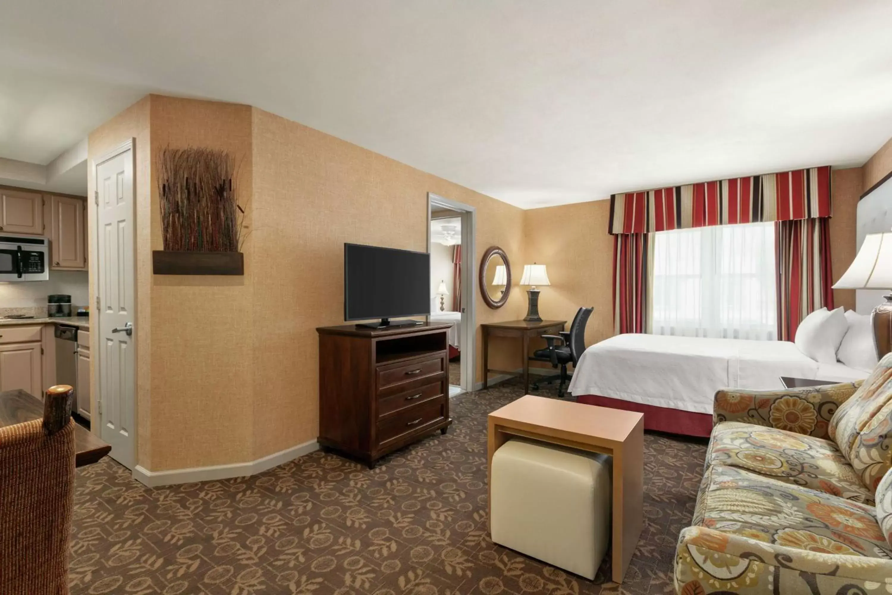 Bedroom, TV/Entertainment Center in Homewood Suites Syracuse-Liverpool