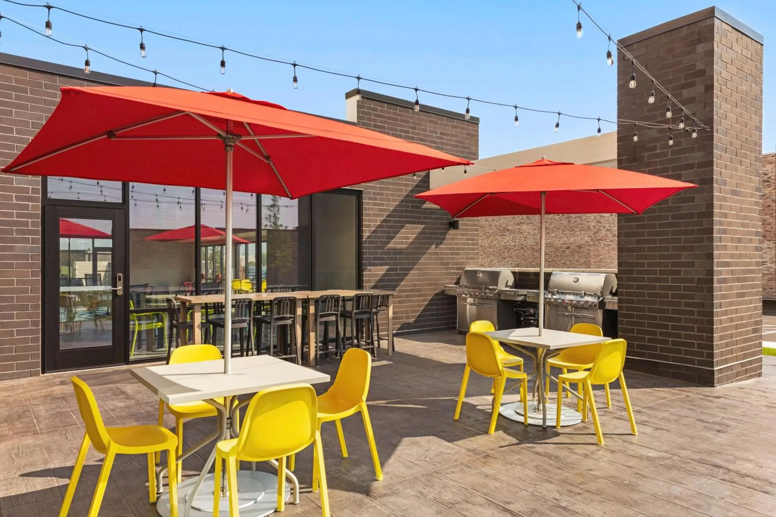 Patio, Restaurant/Places to Eat in Home2 Suites By Hilton Milwaukee West