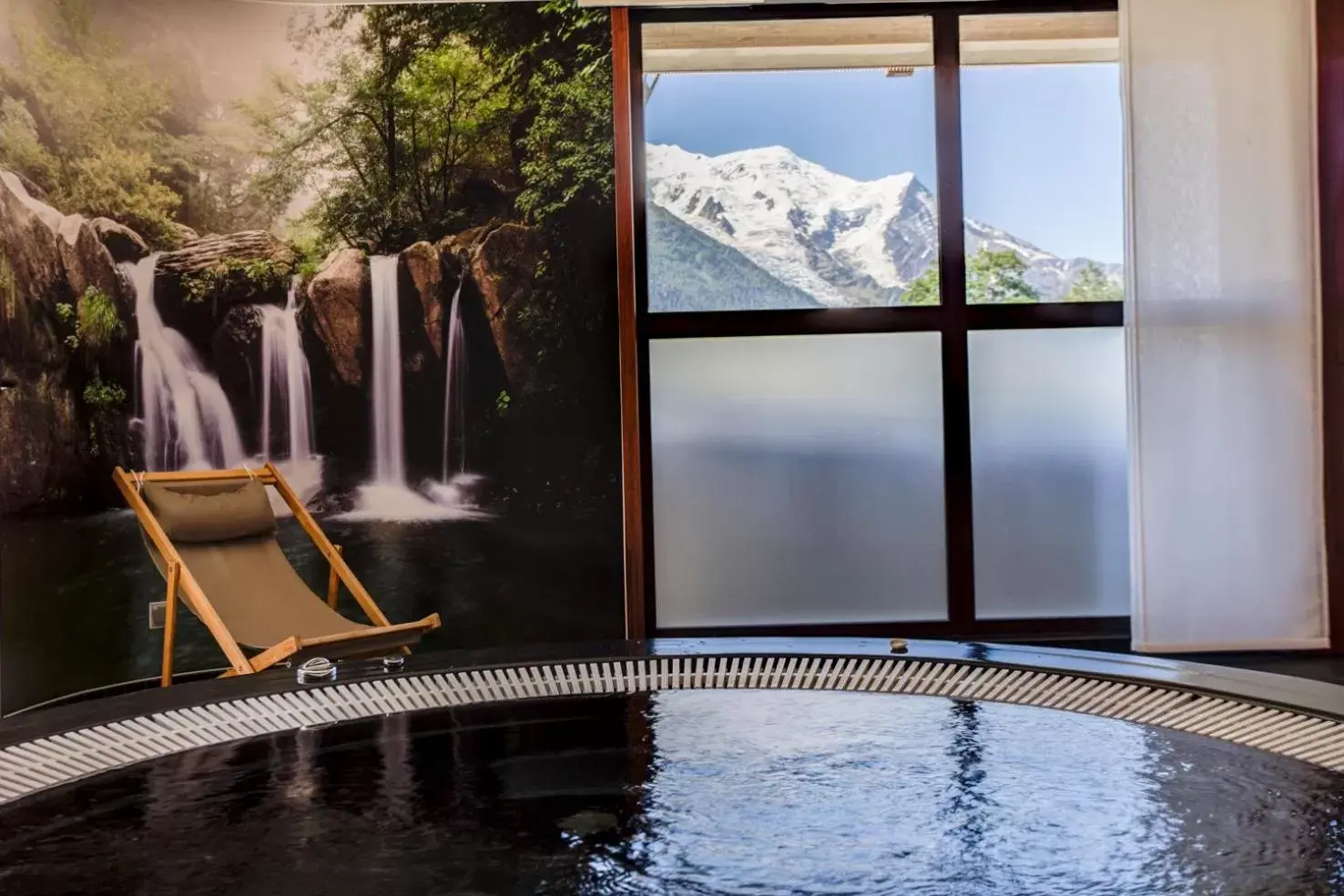 Hot Tub in Excelsior Chamonix Hôtel & Spa
