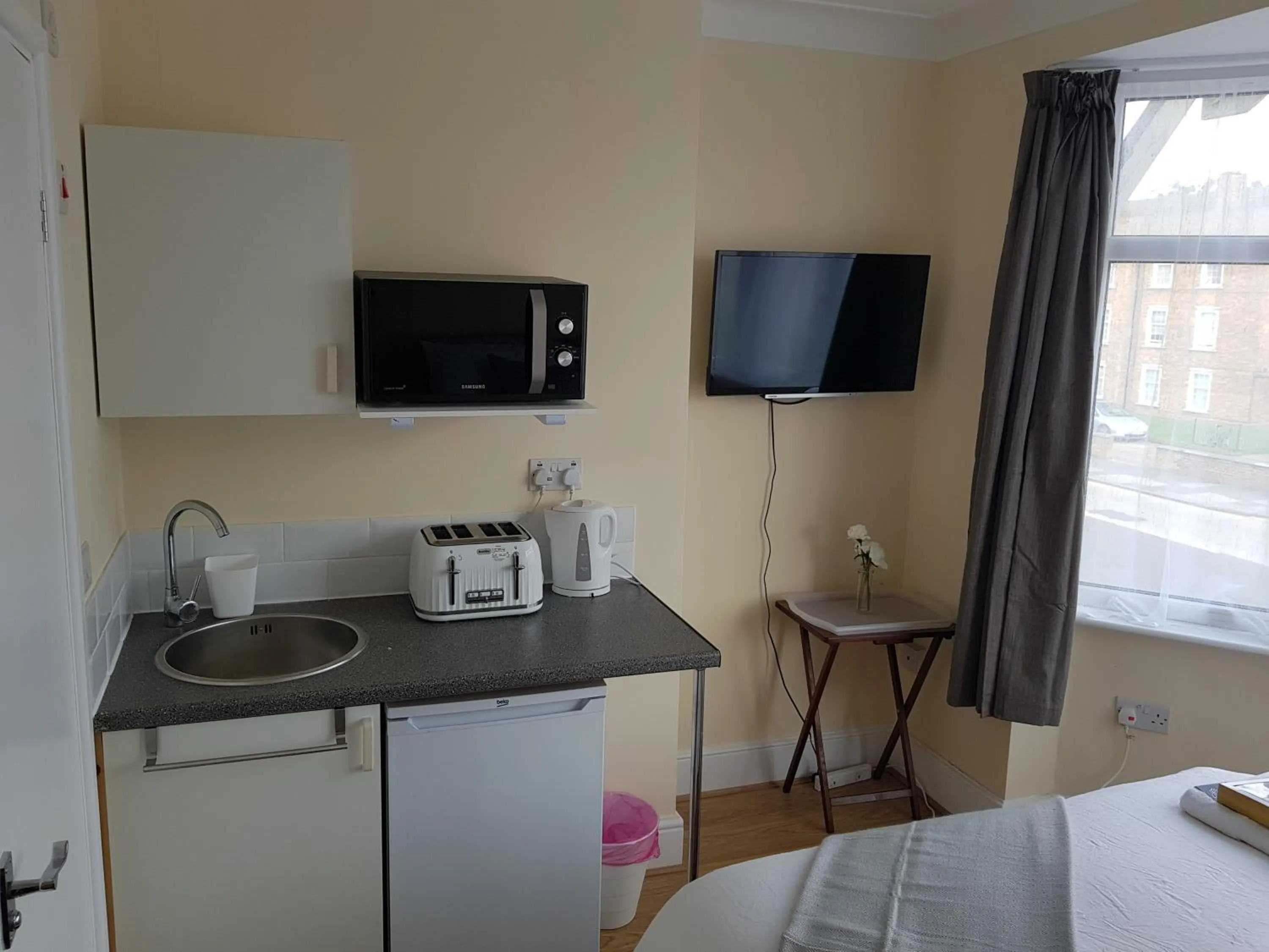 Kitchen or kitchenette, Bed in Kathleen House Plus