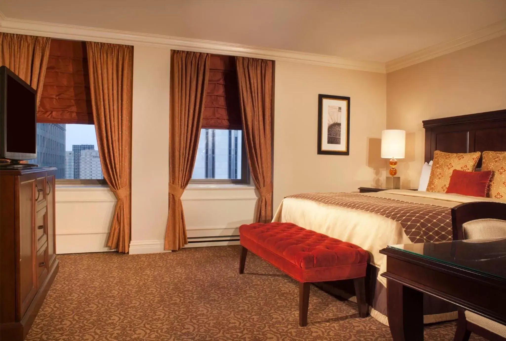 Photo of the whole room, Bed in Omni William Penn Hotel