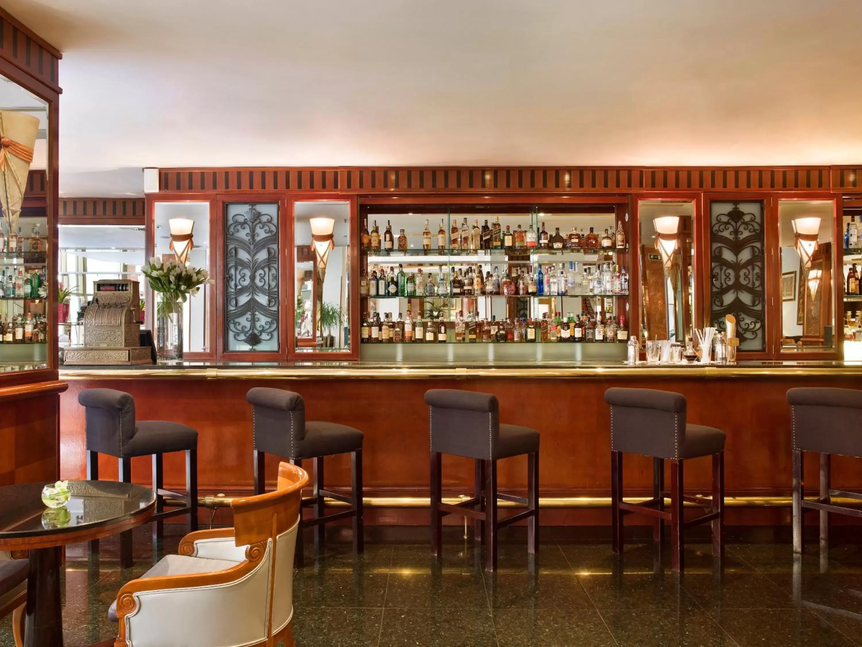 Lounge or bar, Lounge/Bar in InterContinental Madrid, an IHG Hotel