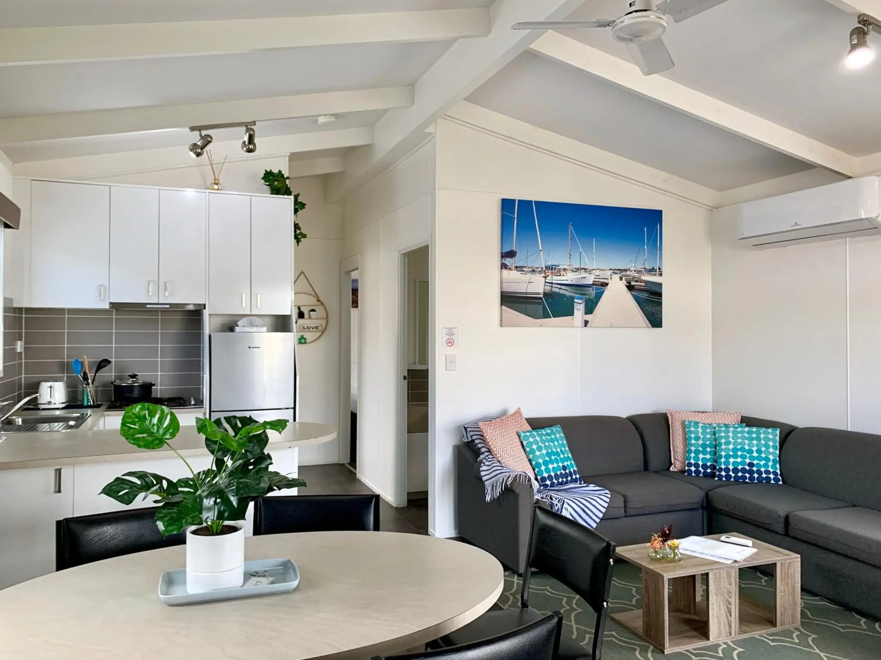 Kitchen or kitchenette, Seating Area in Apollo Bay Waterfront Motor Inn