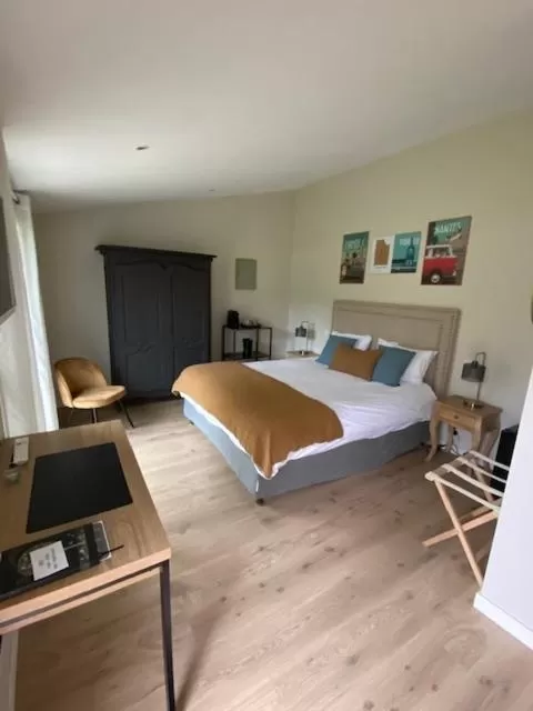 Bedroom, Bed in Le Temps des Hôtes