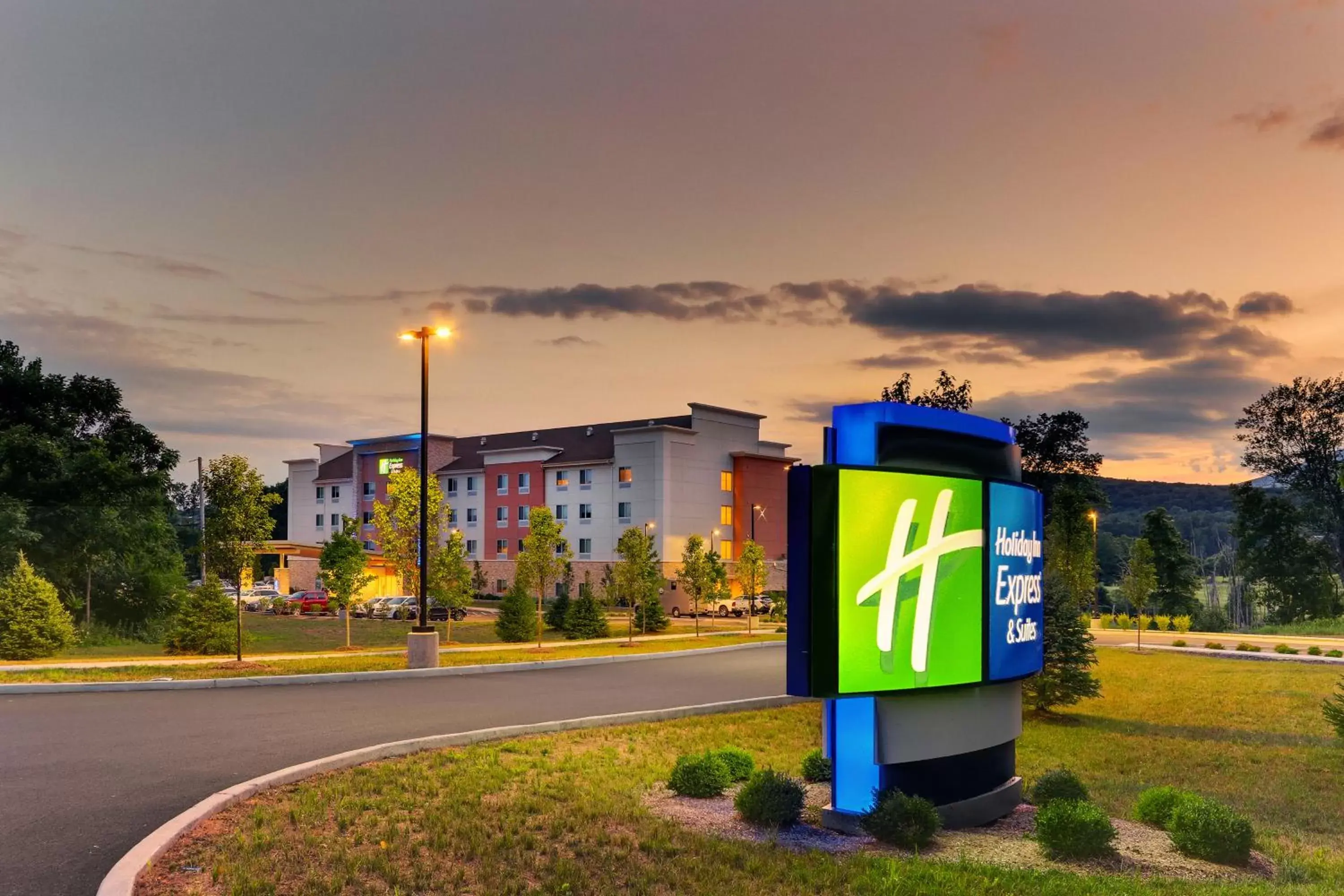 Facade/entrance in Holiday Inn Express & Suites - Saugerties - Hudson Valley, an IHG Hotel