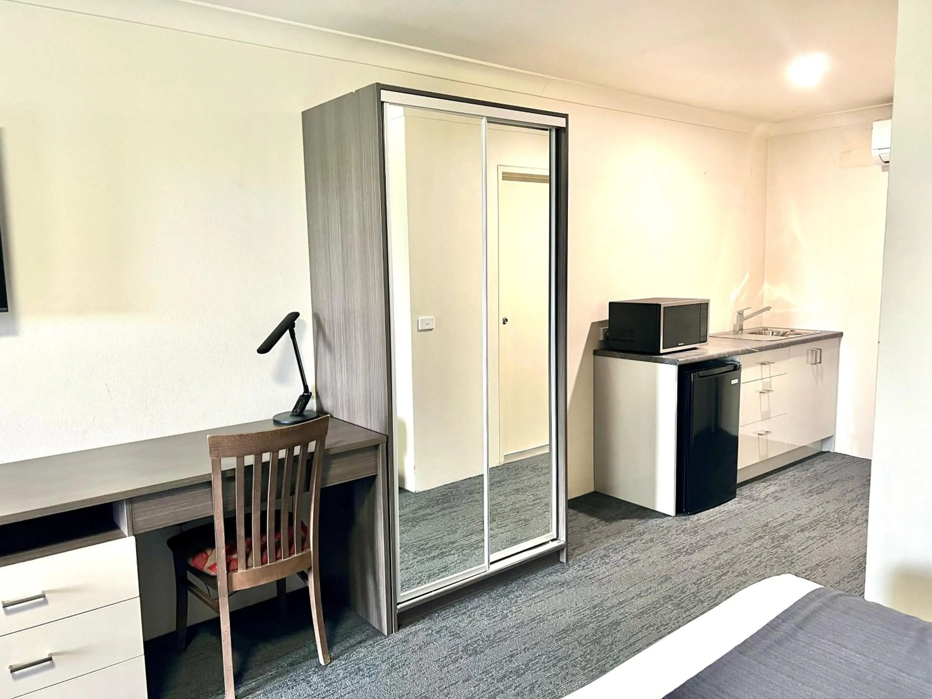 Kitchen or kitchenette in Bathurst Motor Inn