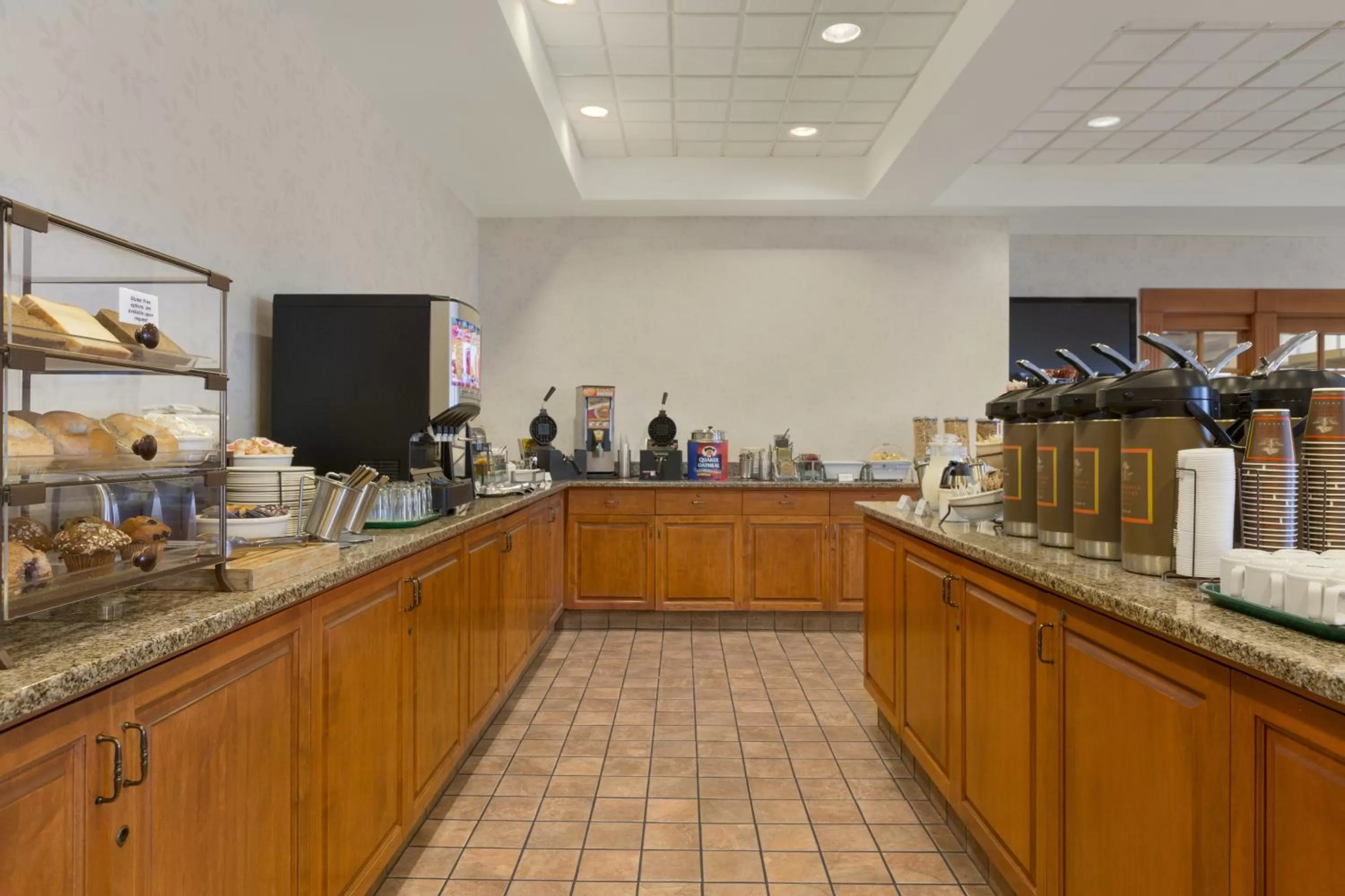 Dining area in Country Inn & Suites by Radisson, Calgary-Northeast
