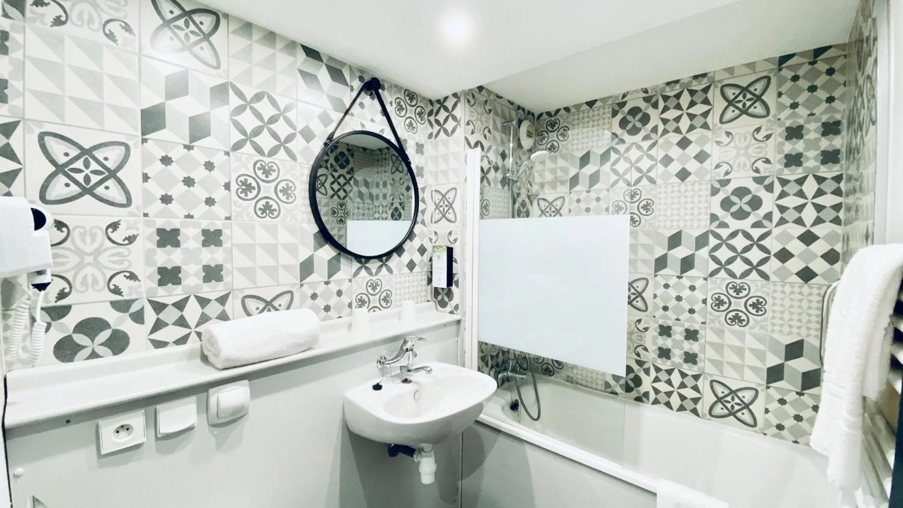 Bathroom in Campanile Laon