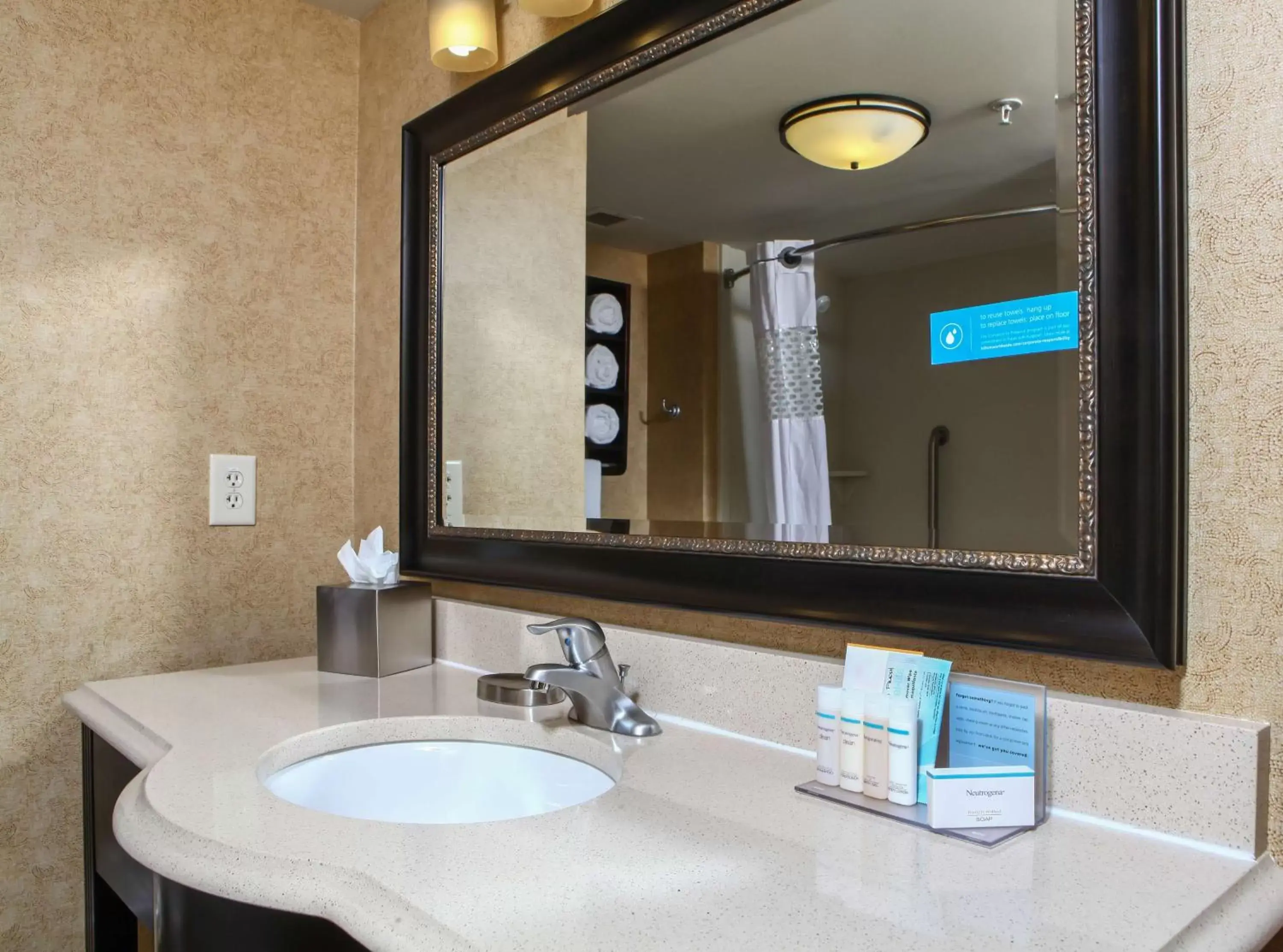 Bathroom in Hampton Inn Atlanta-Canton