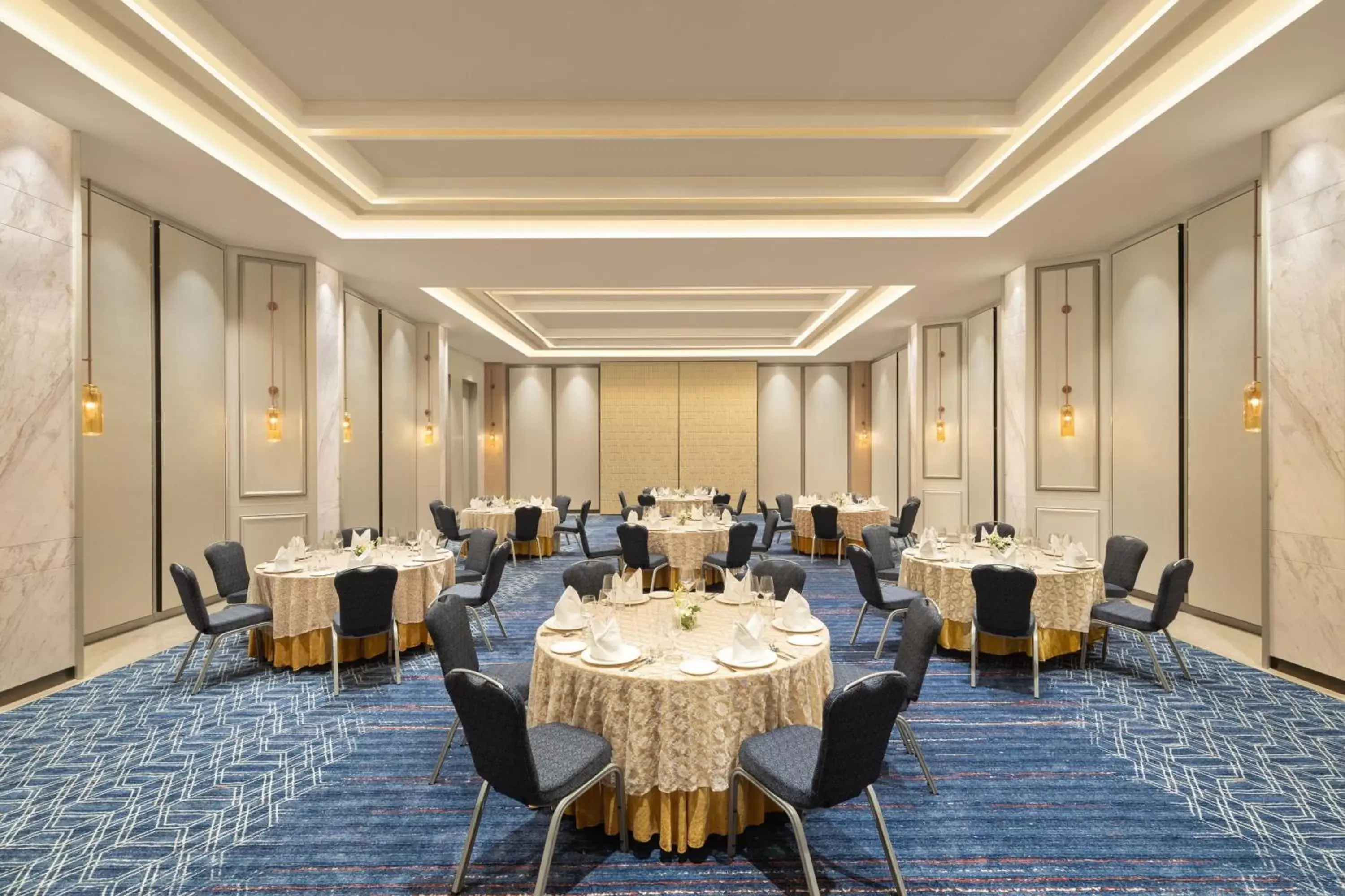 Meeting/conference room, Restaurant/Places to Eat in Fairfield by Marriott Mumbai International Airport