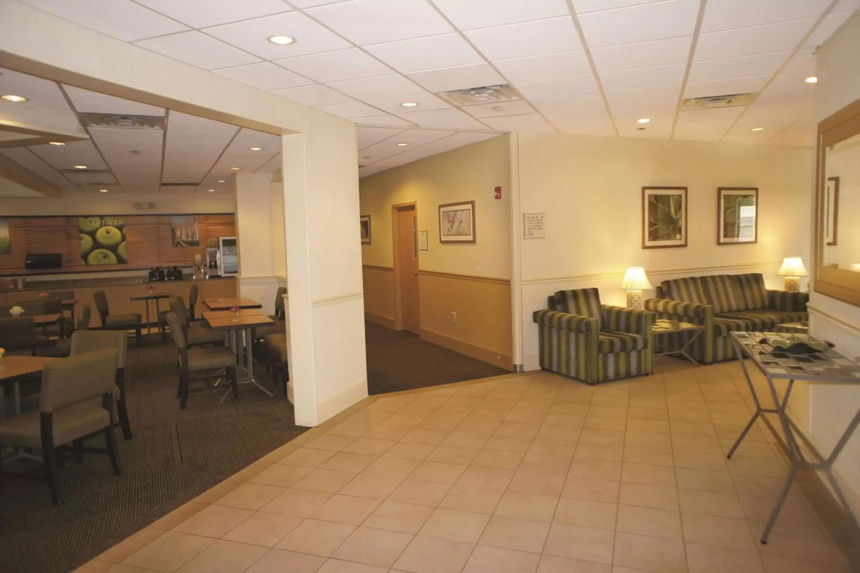 Lobby or reception in La Quinta by Wyndham Nashville Airport/Opryland Lobby or reception in La Quinta by Wyndham Nashville Airport/Opryland